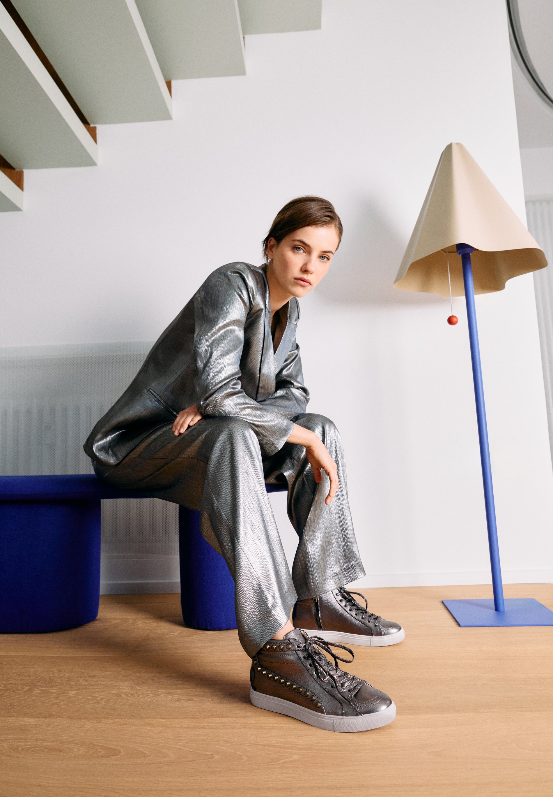 SNEAKERS ALTAS METALIZADAS TACHUELAS