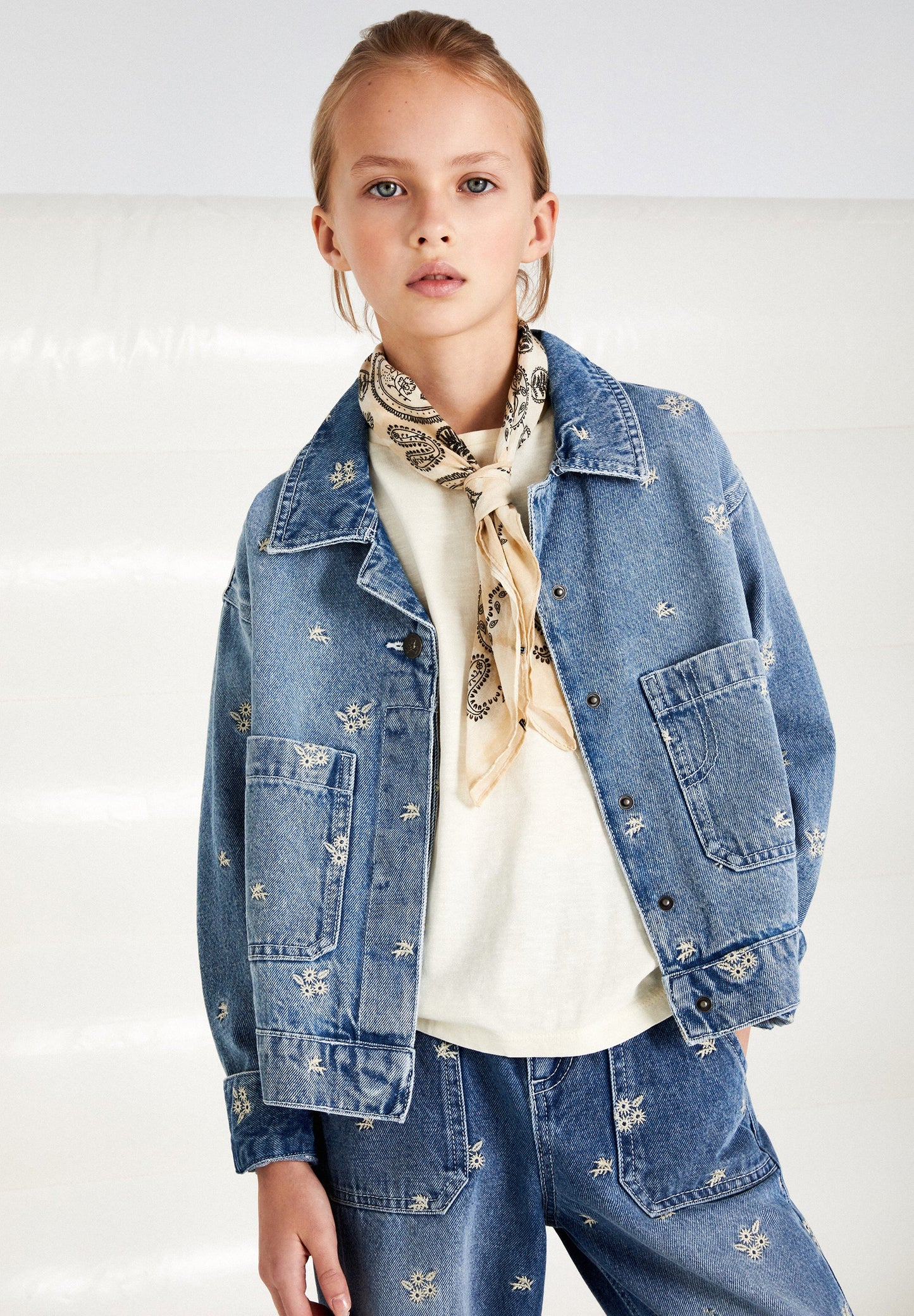 JEANS DETALLES BORDADOS - Scalpers