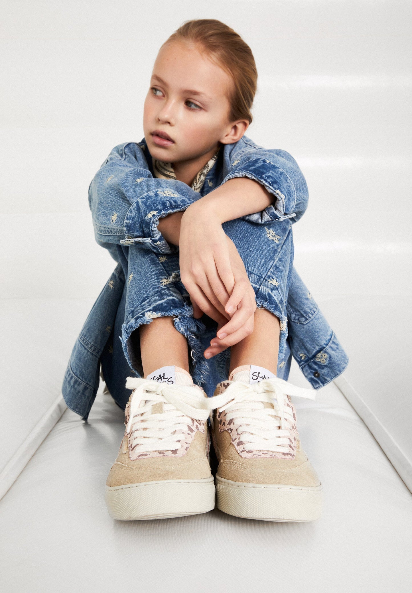 CHAQUETA DENIM DETALLES BORDADOS