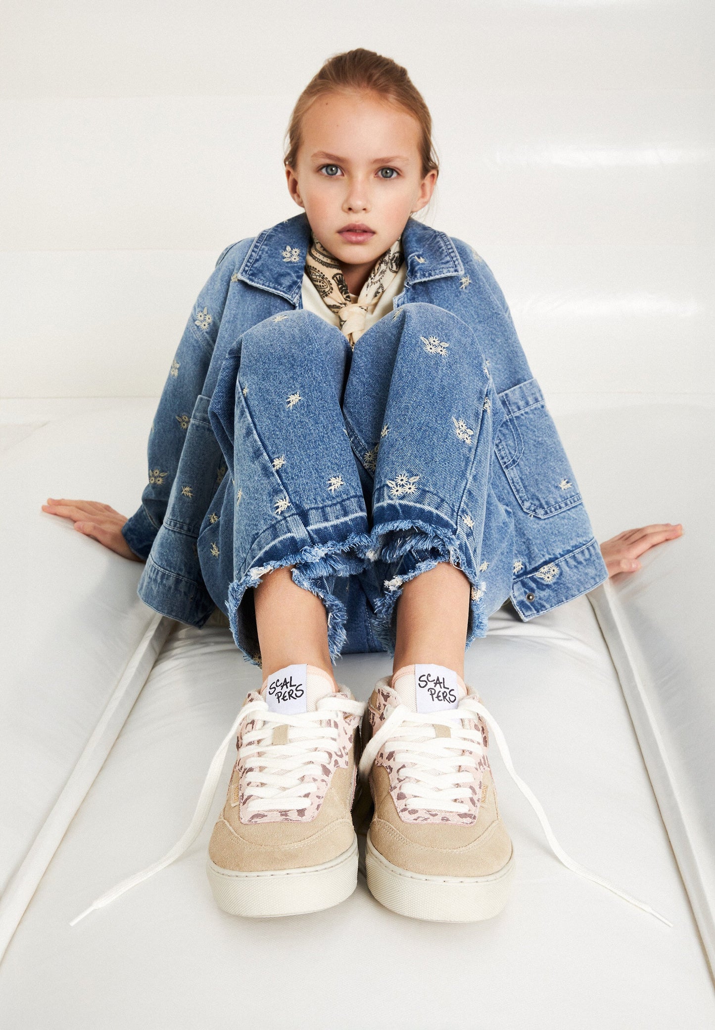 CHAQUETA DENIM DETALLES BORDADOS