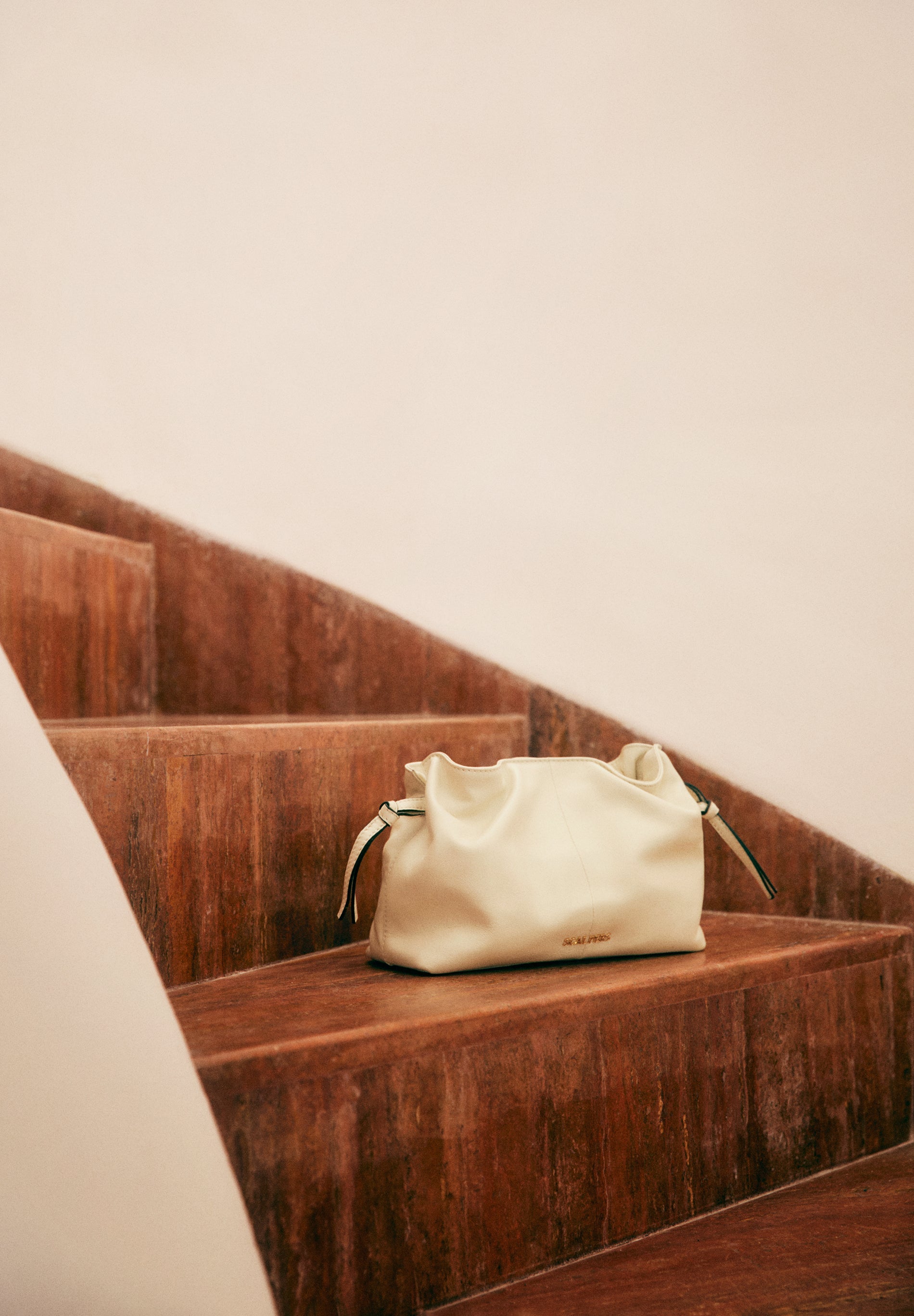 BOLSO MINI PIEL DETALLES TACHUELAS