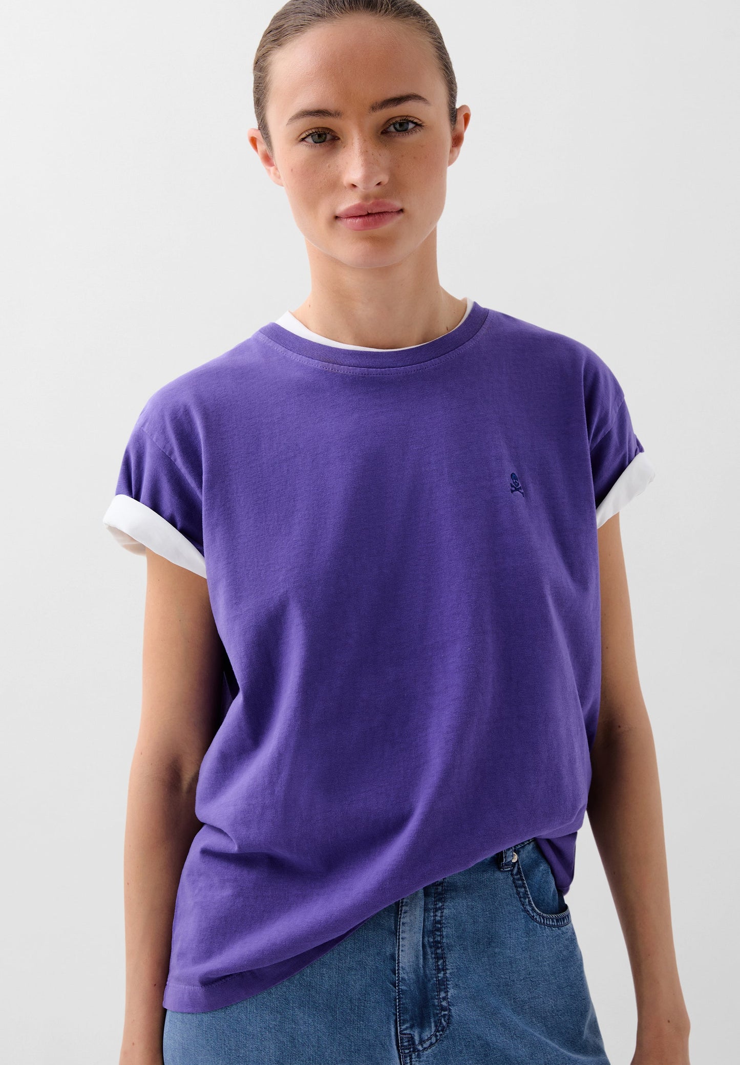 POLERA CALAVERA BORDADA TONO