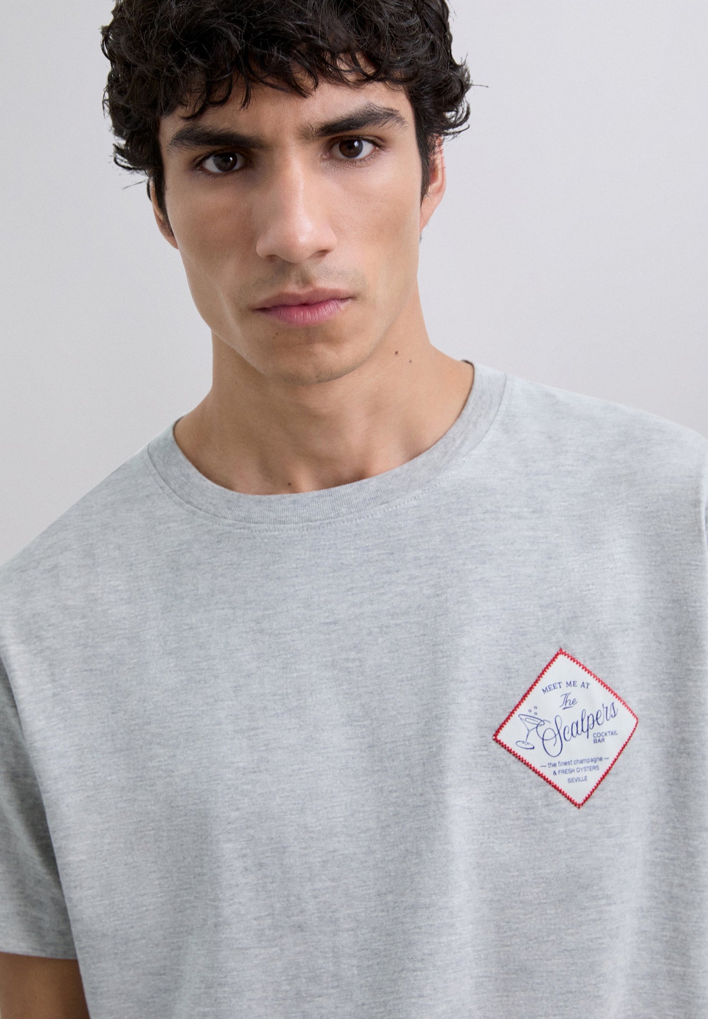 POLERA PARCHE BORDADO LOGO