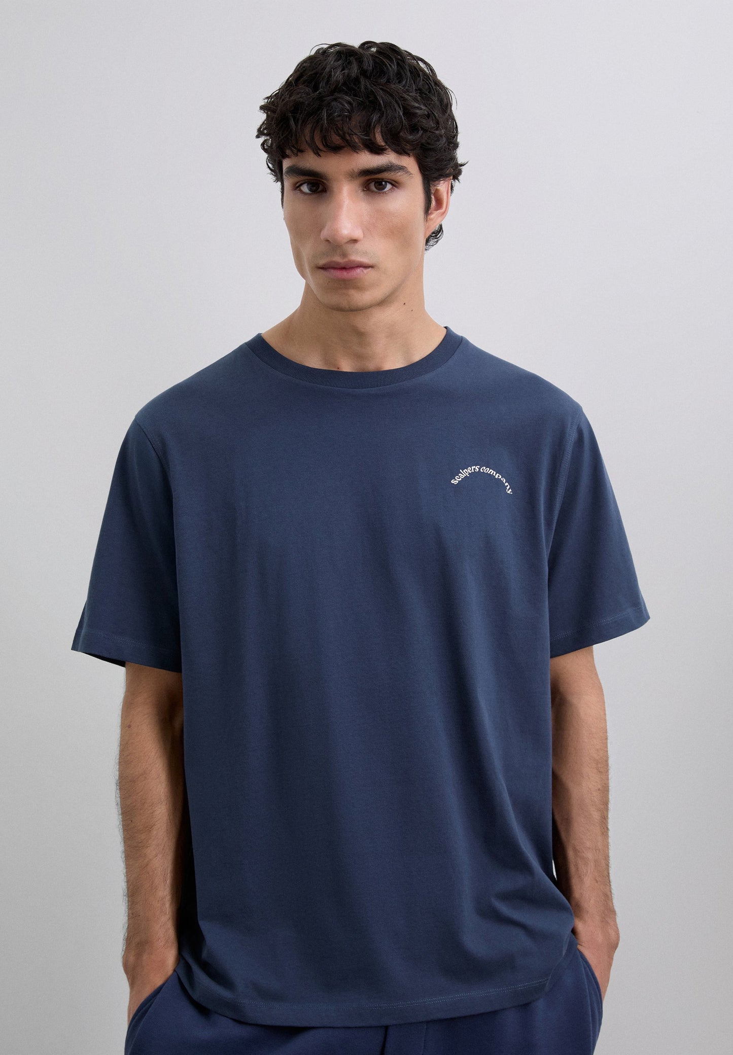 POLERA PRINT LOGO CONTRASTE