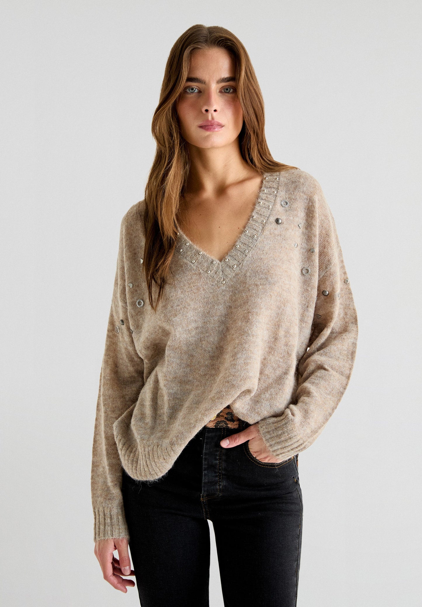 SWEATER EN V TACHUELAS