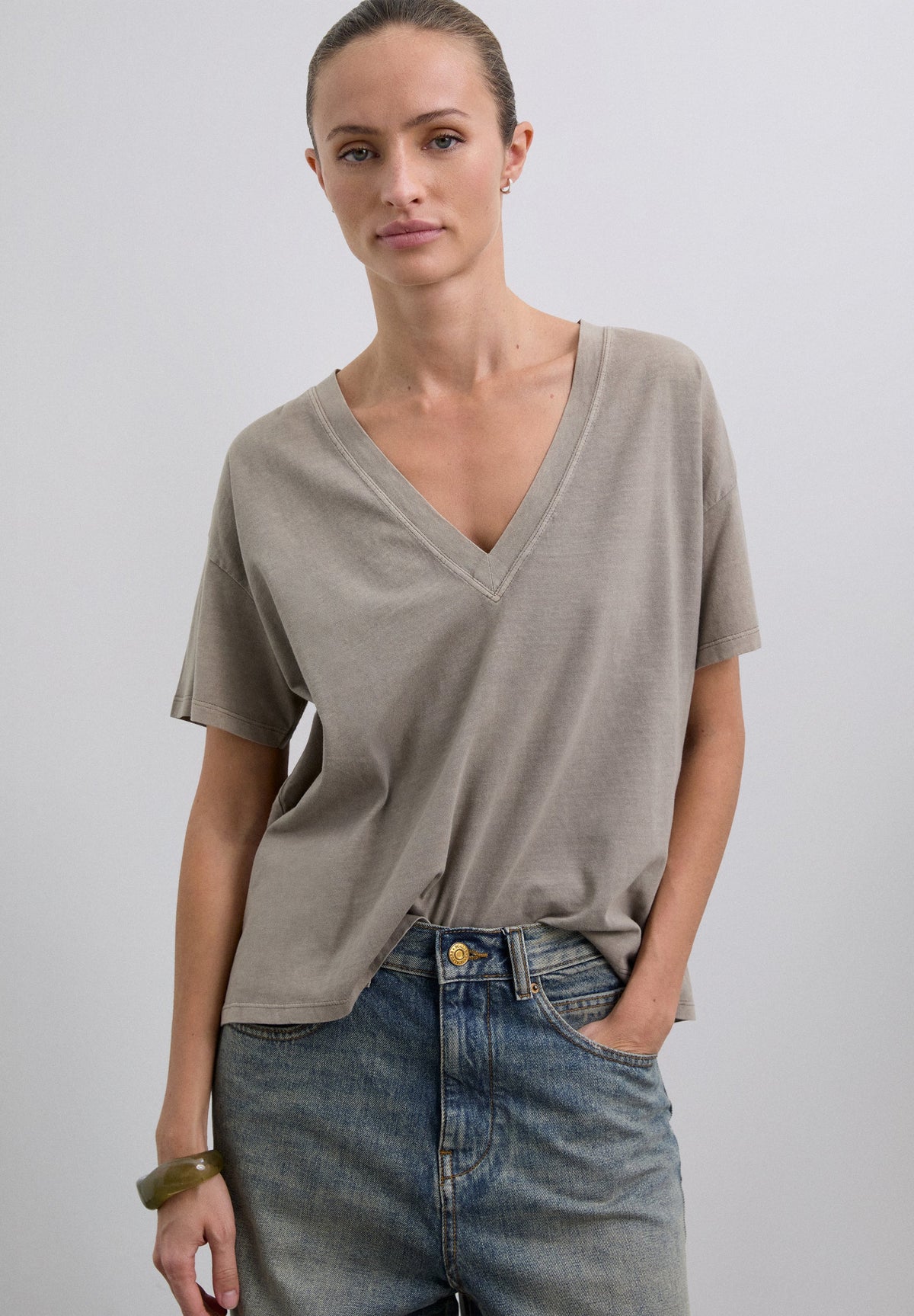POLERA BÁSICA CUELLO PICO