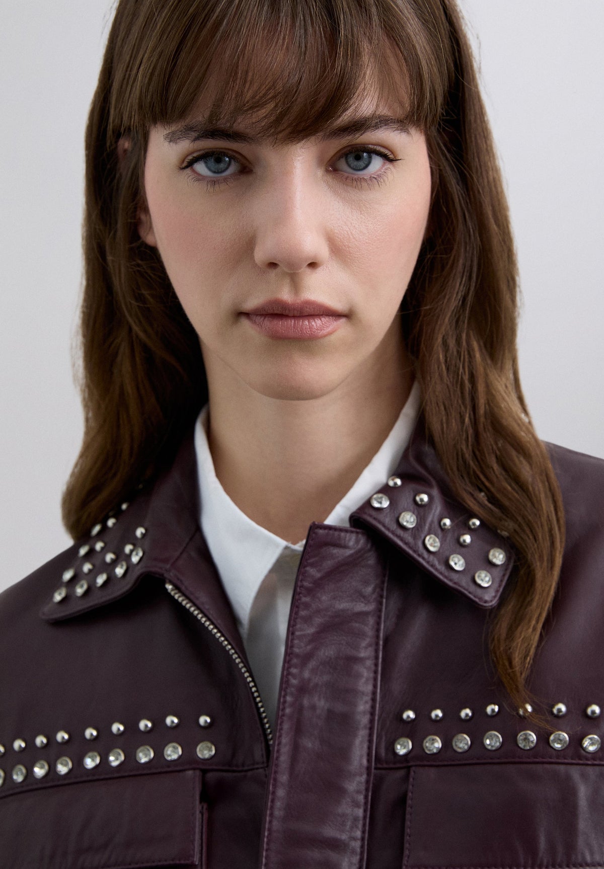 CHAQUETA BURDEOS TACHUELAS PIEL