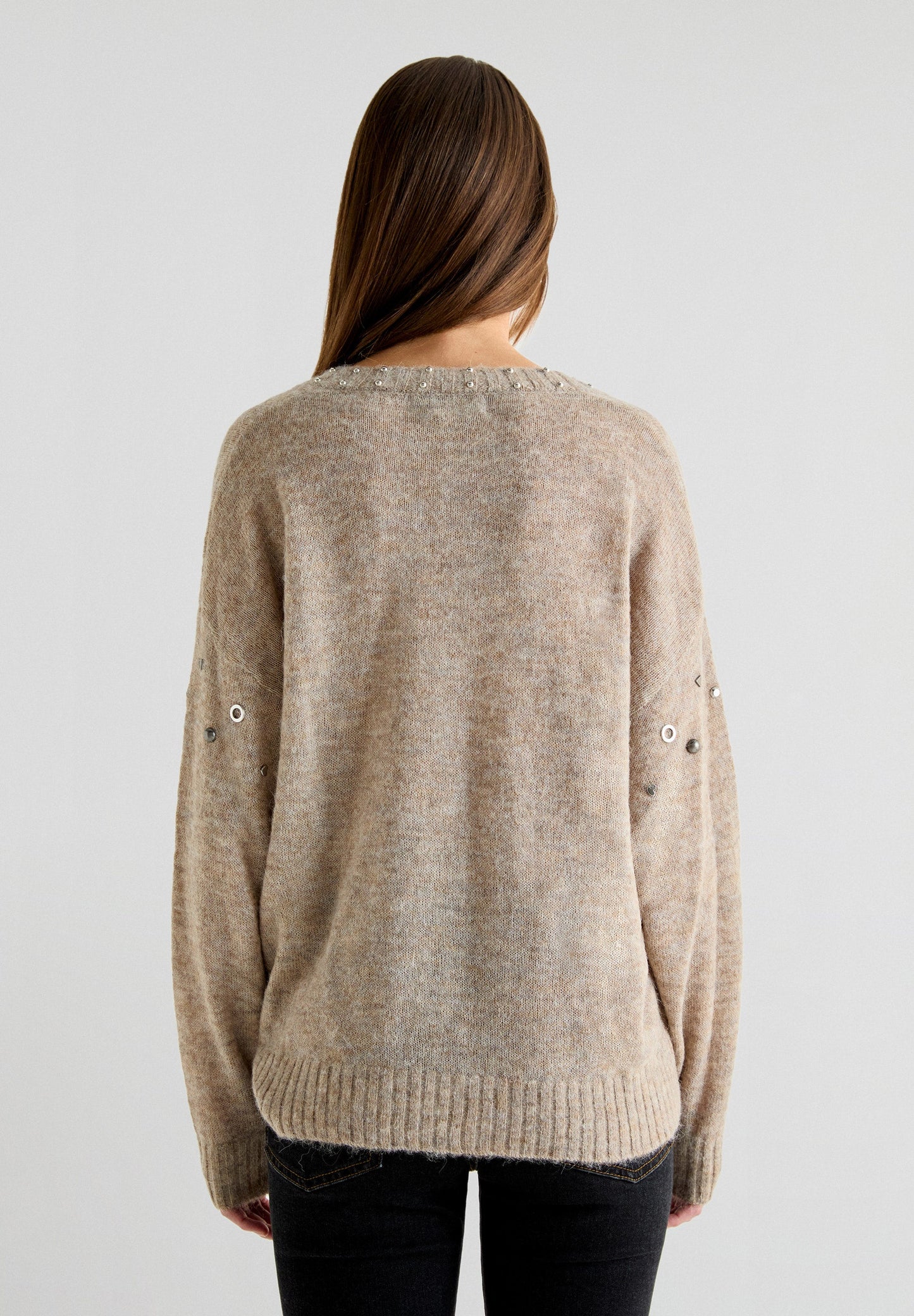 SWEATER EN V TACHUELAS