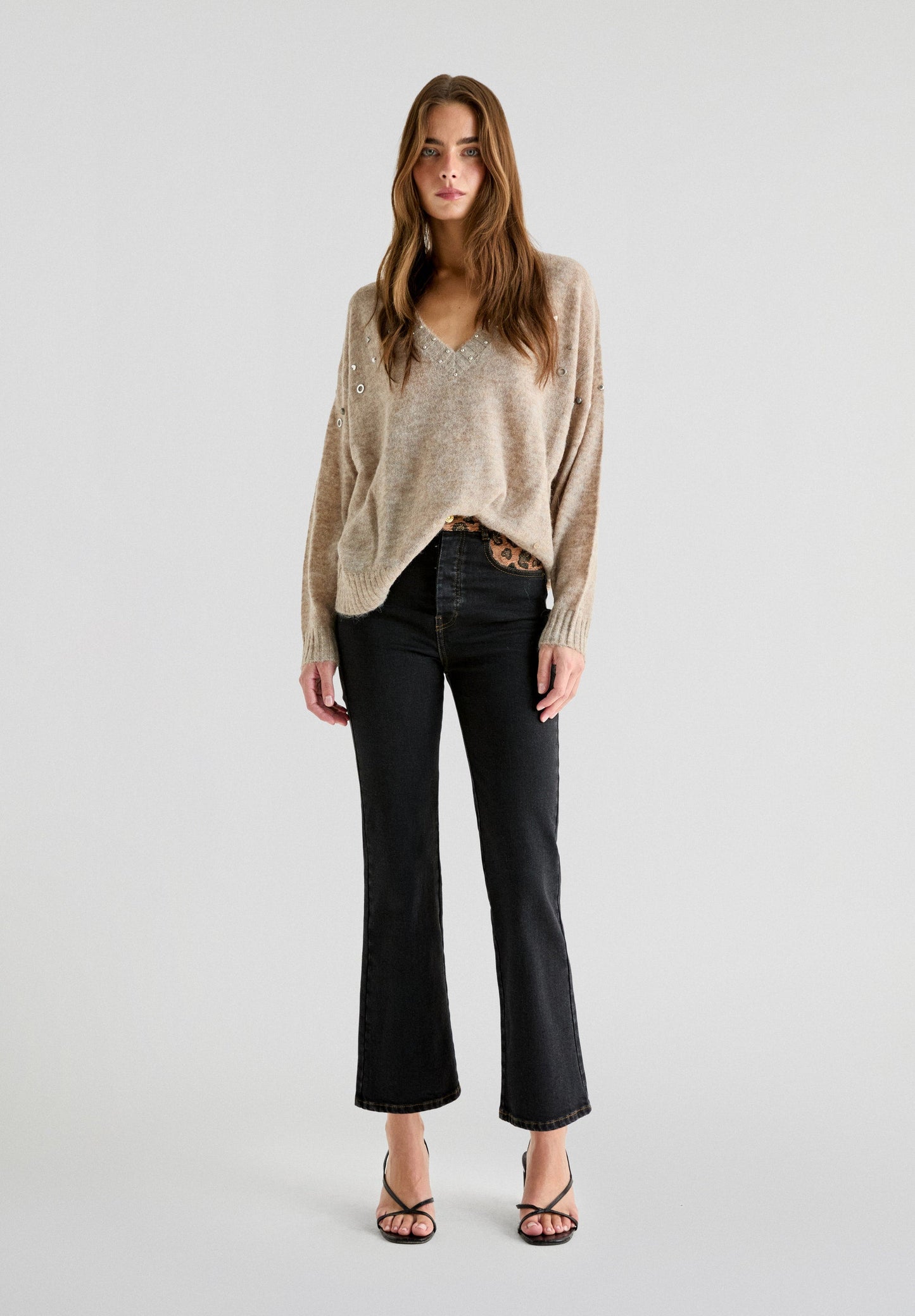 SWEATER EN V TACHUELAS