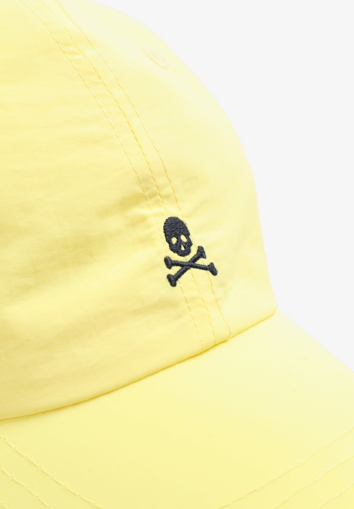 GORRA CALAVERA BORDADA CONTRASTE