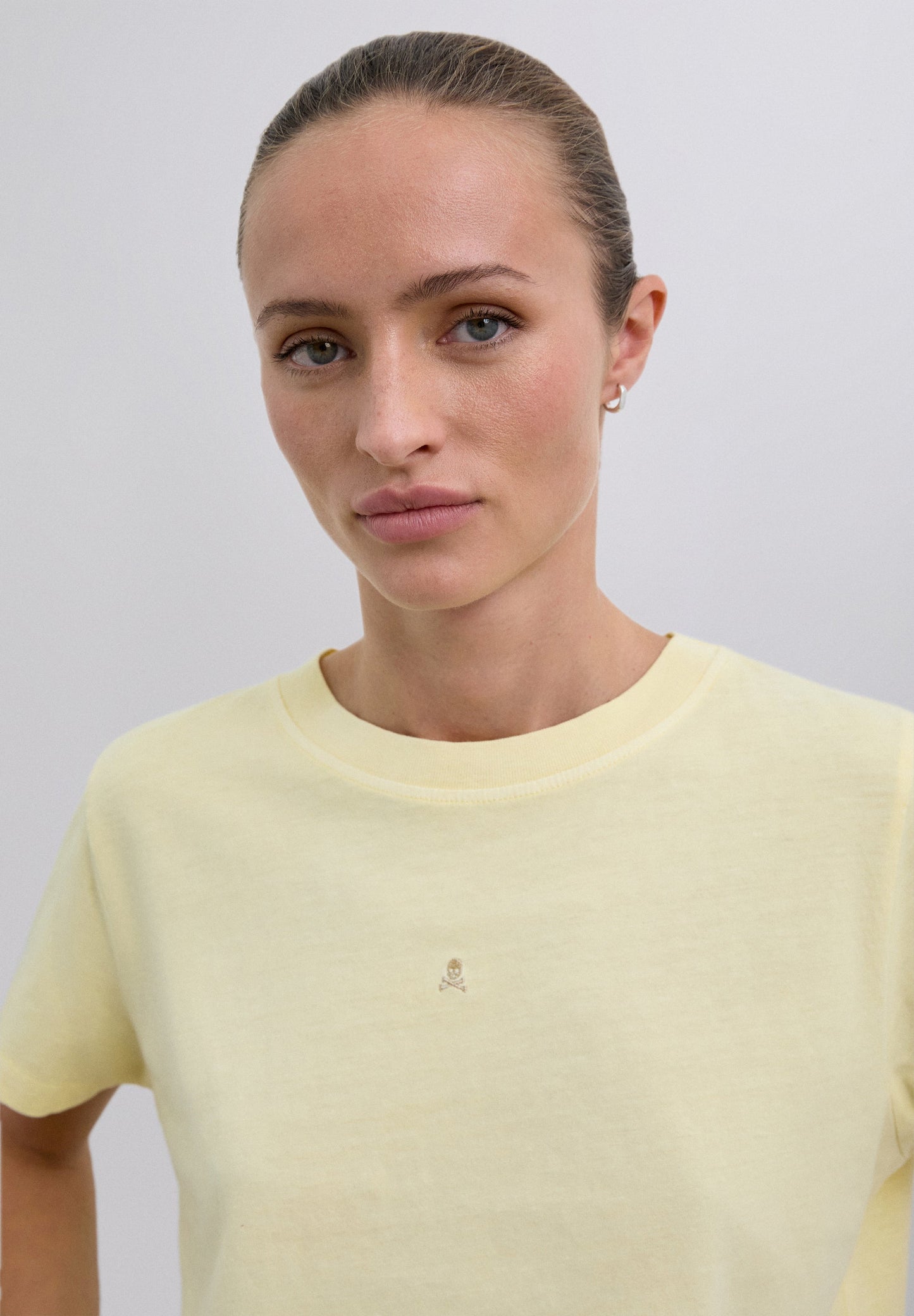 POLERA BÁSICA CALAVERA