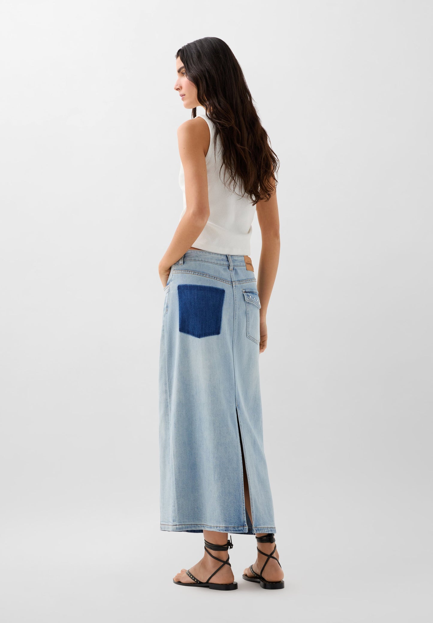 FALDA DENIM TACHUELAS BOLSILLO CONTRASTE