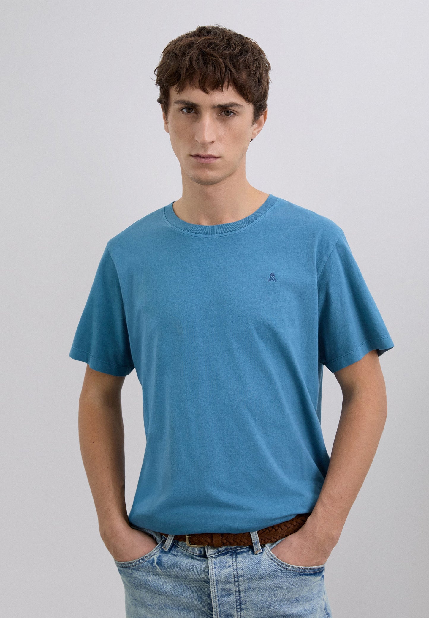 POLERA CALAVERA BORDADA TONO