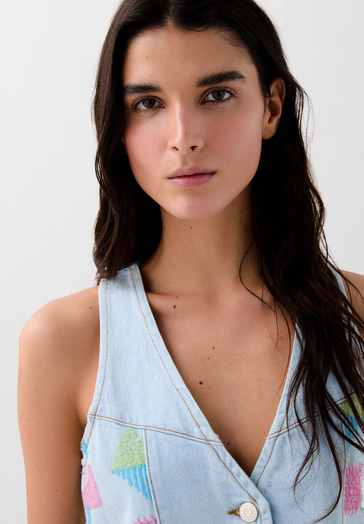 CHALECO DENIM BORDADOS TRICOLOR