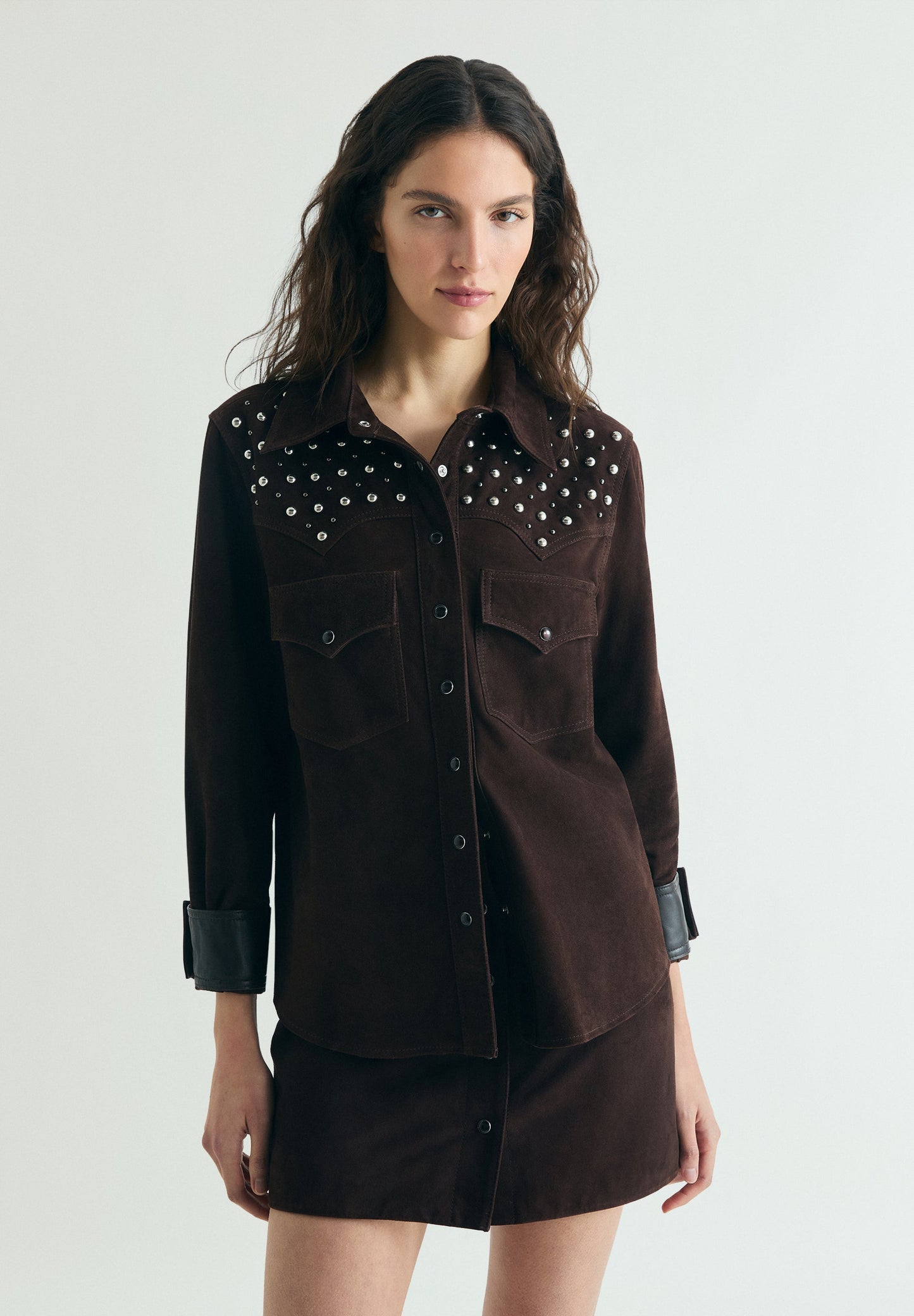 CAMISA DE ANTE TACHUELAS