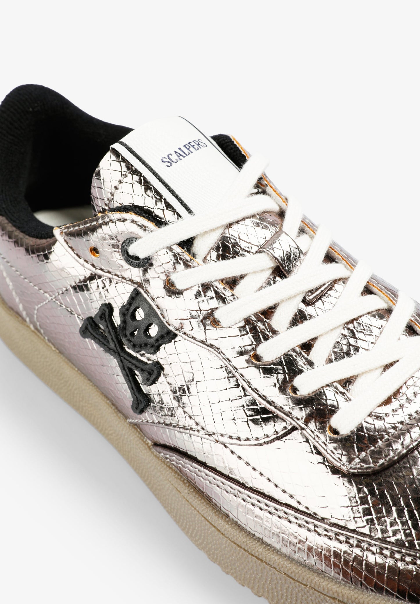 SNEAKERS METALIZADAS TEXTURA SERPIENTE