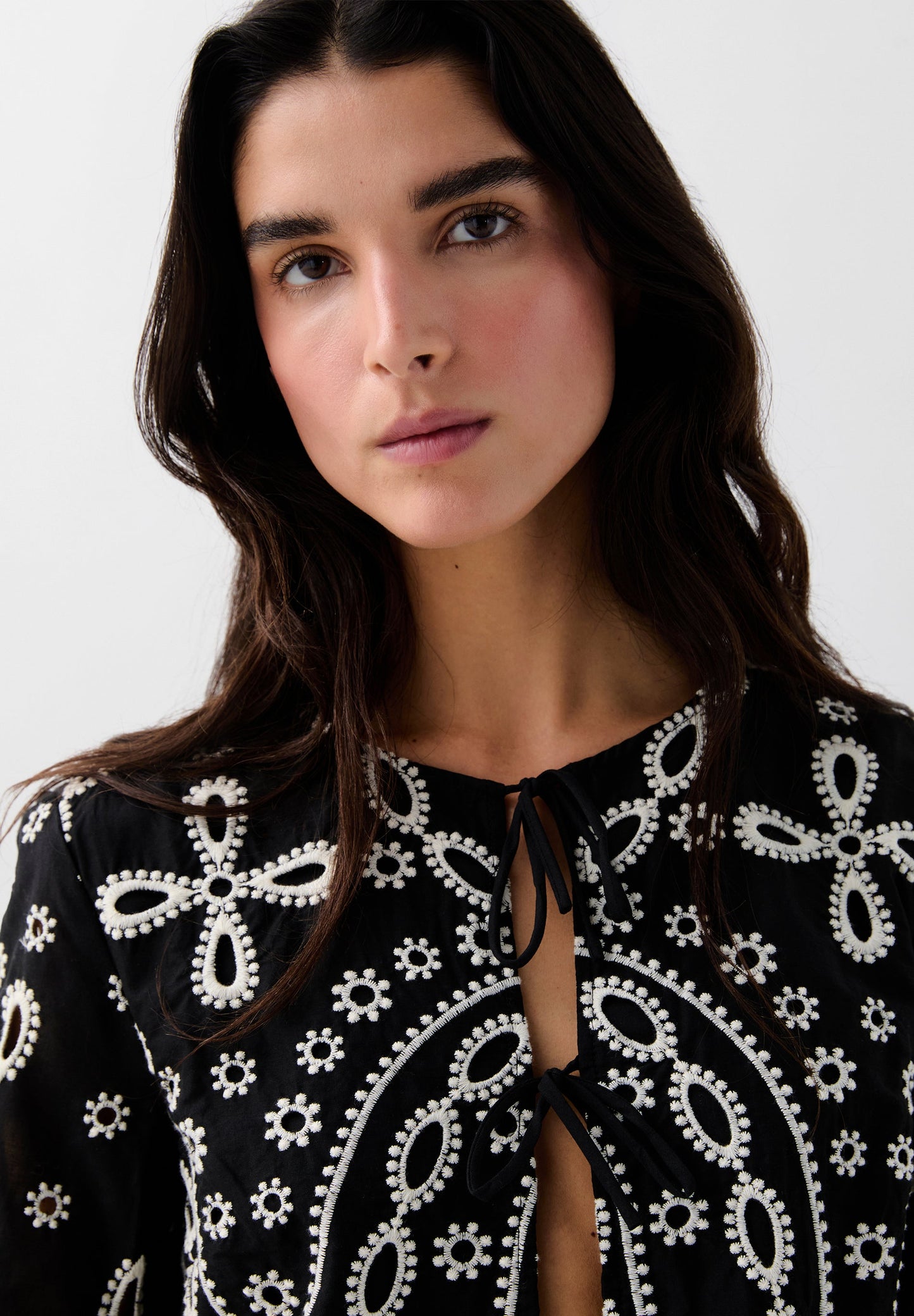 CAMISA BORDADOS CONTRASTE