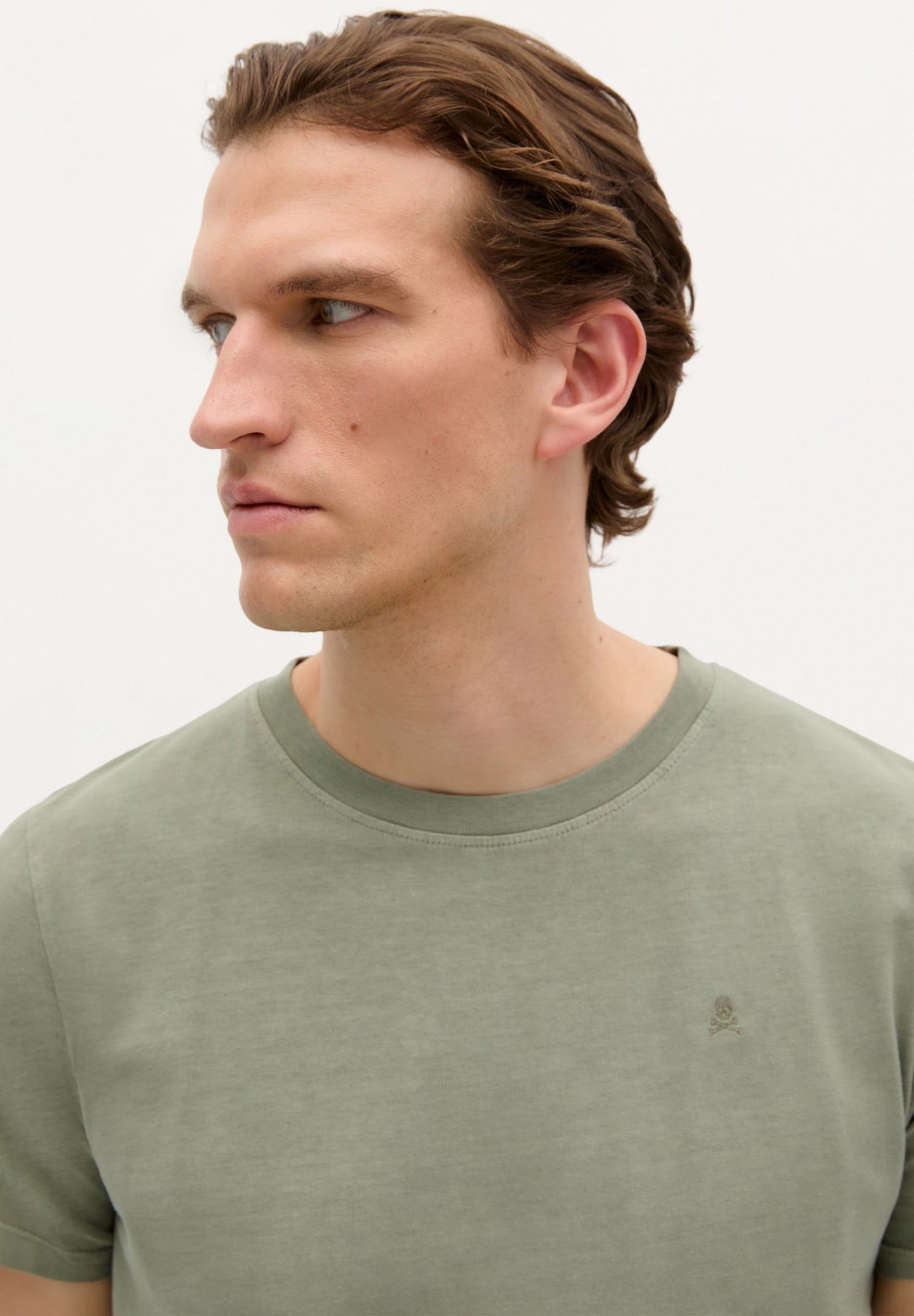 POLERA CALAVERA BORDADA TONO