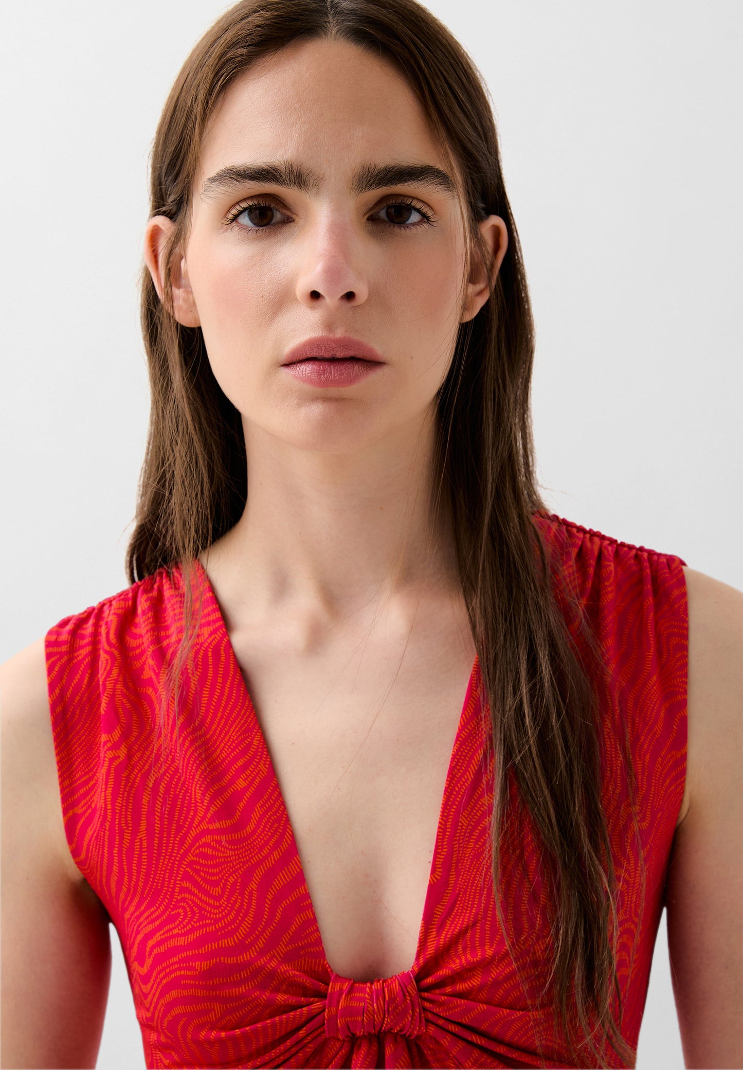 VESTIDO ABERTURAS DETALLE NUDO