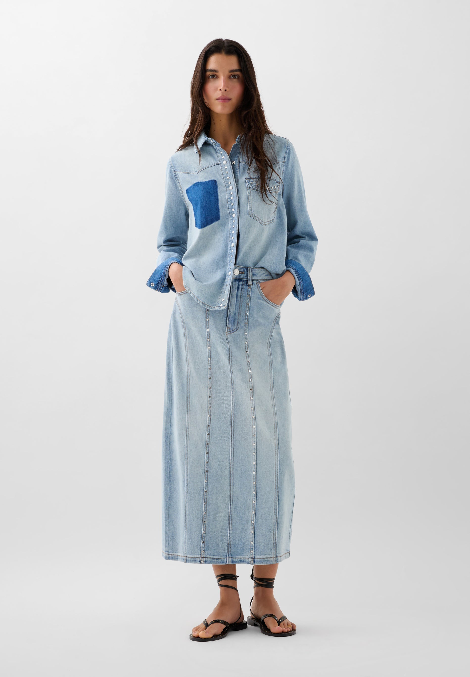 FALDA DENIM TACHUELAS BOLSILLO CONTRASTE