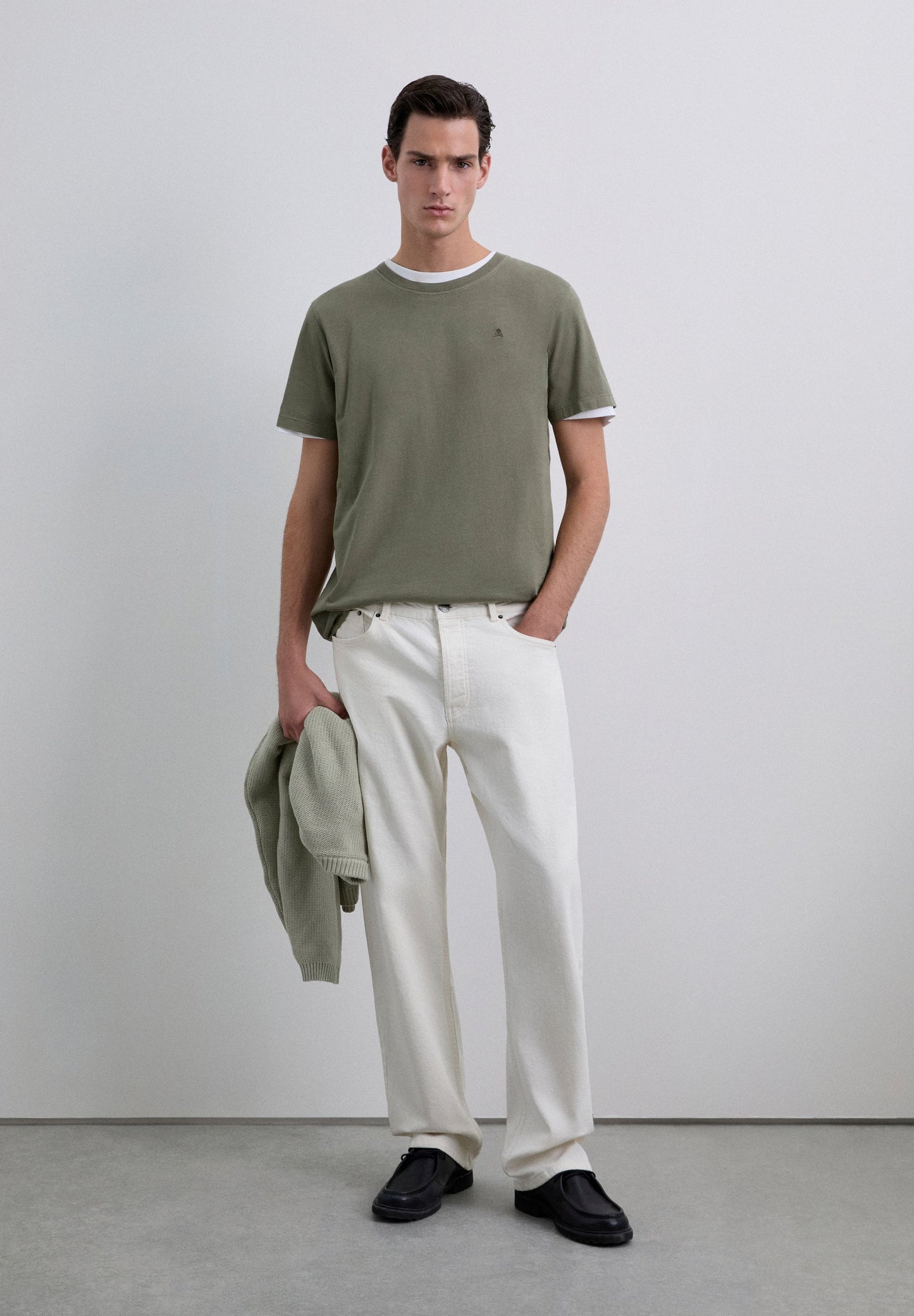 POLERA CALAVERA BORDADA TONO