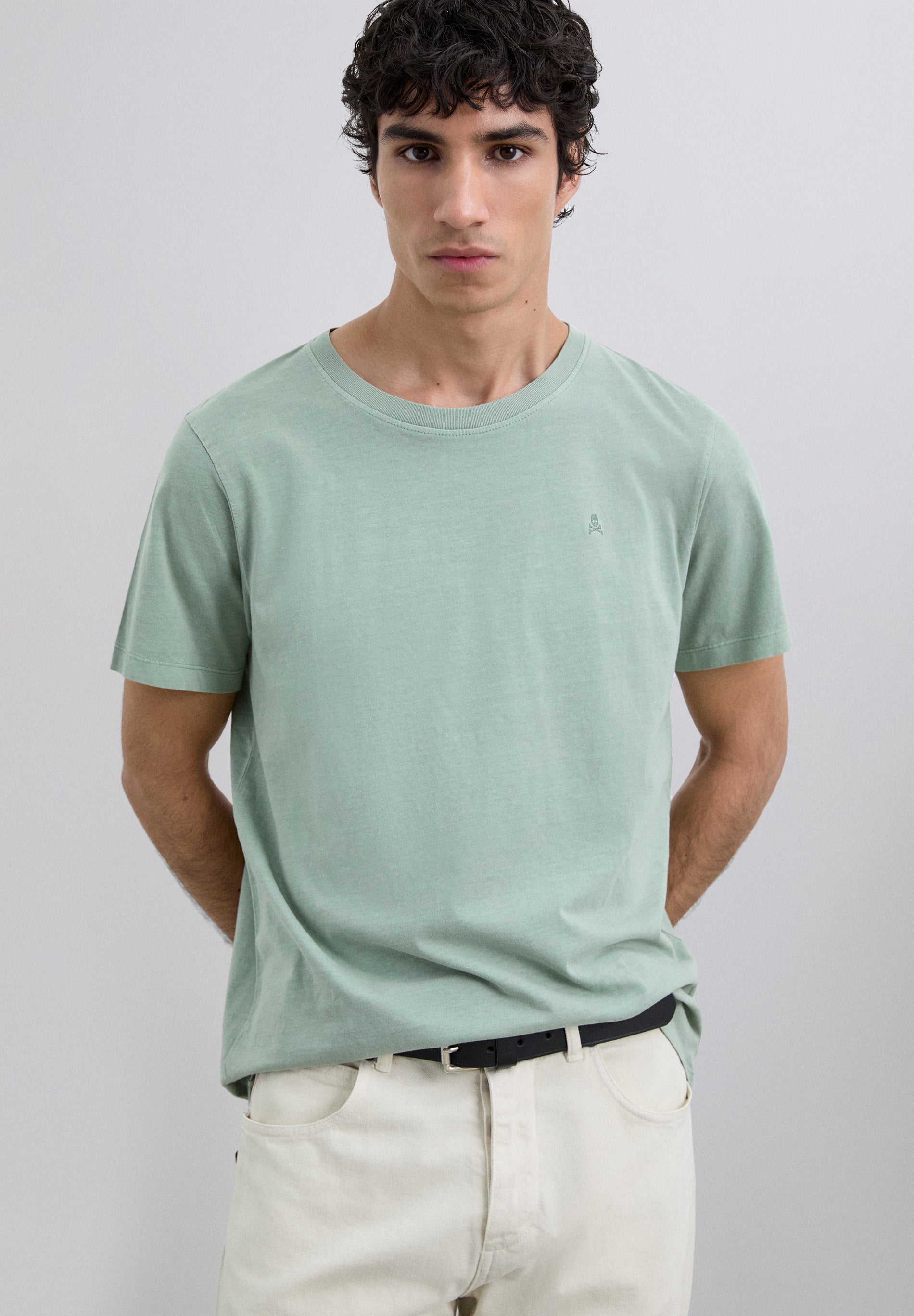 POLERA CALAVERA BORDADA TONO