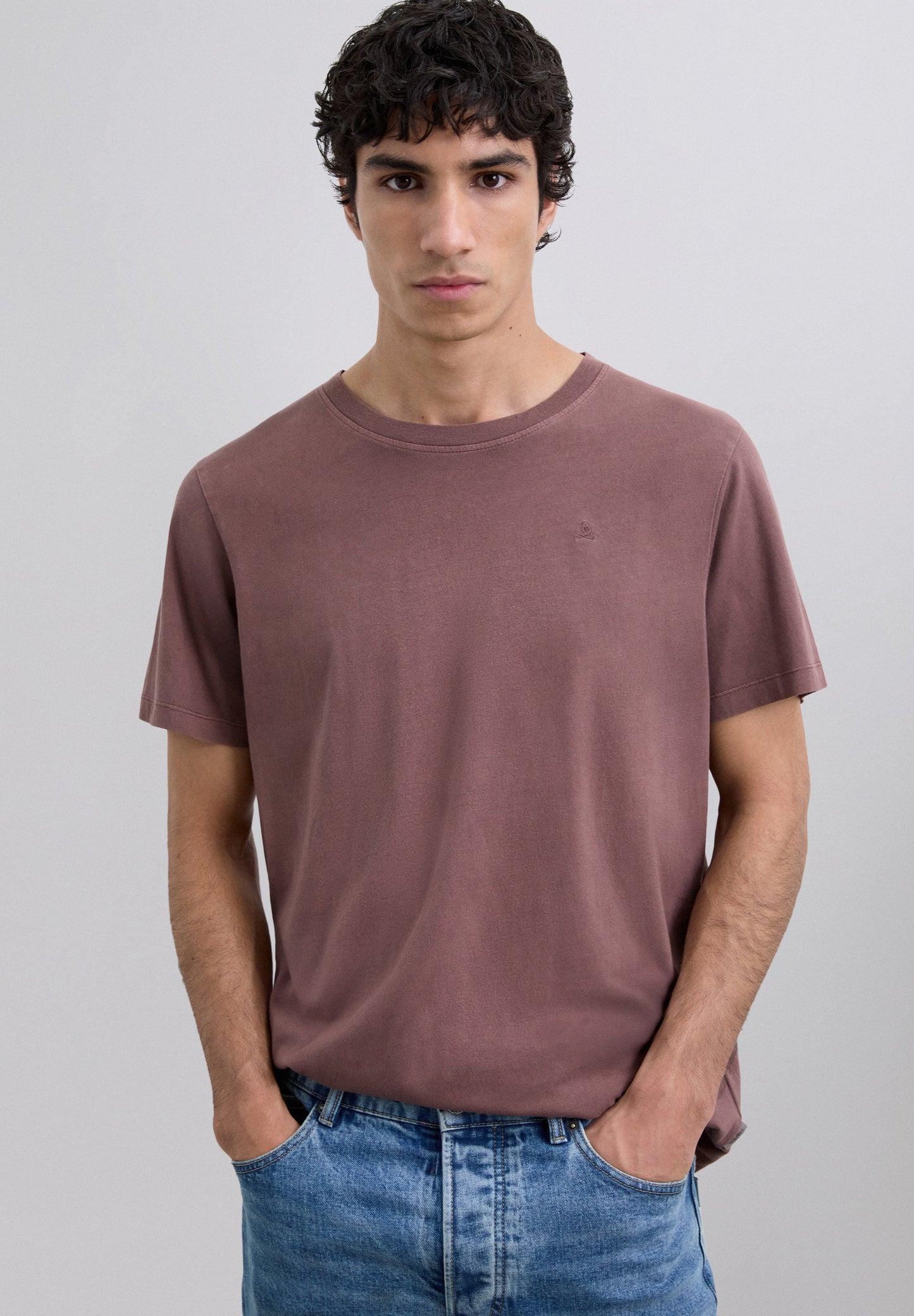 POLERA CALAVERA BORDADA TONO