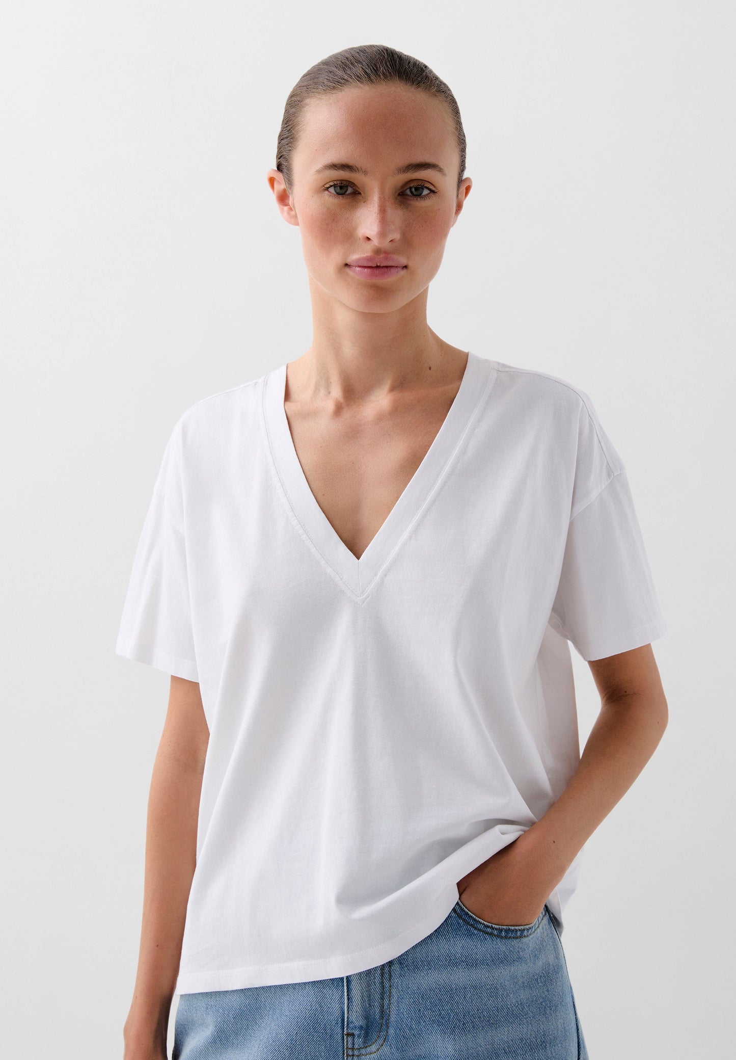 POLERA BÁSICA ESCOTE V