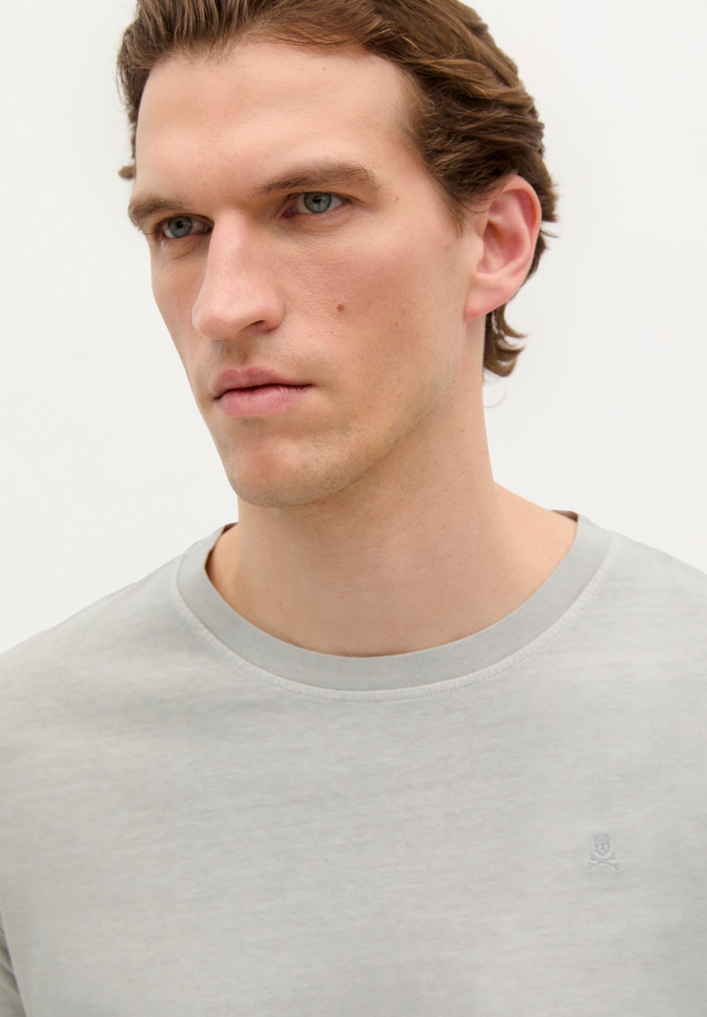 POLERA CALAVERA BORDADA TONO