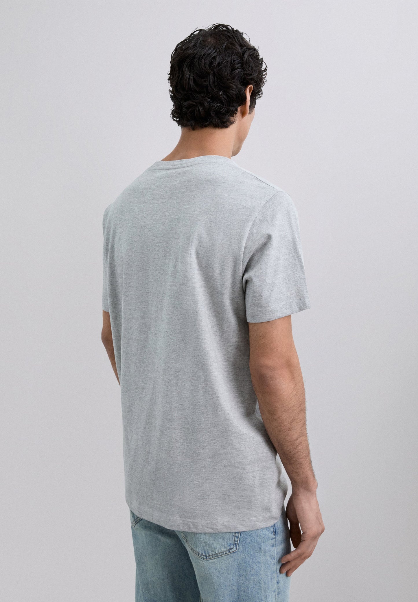 POLERA PARCHE BORDADO LOGO