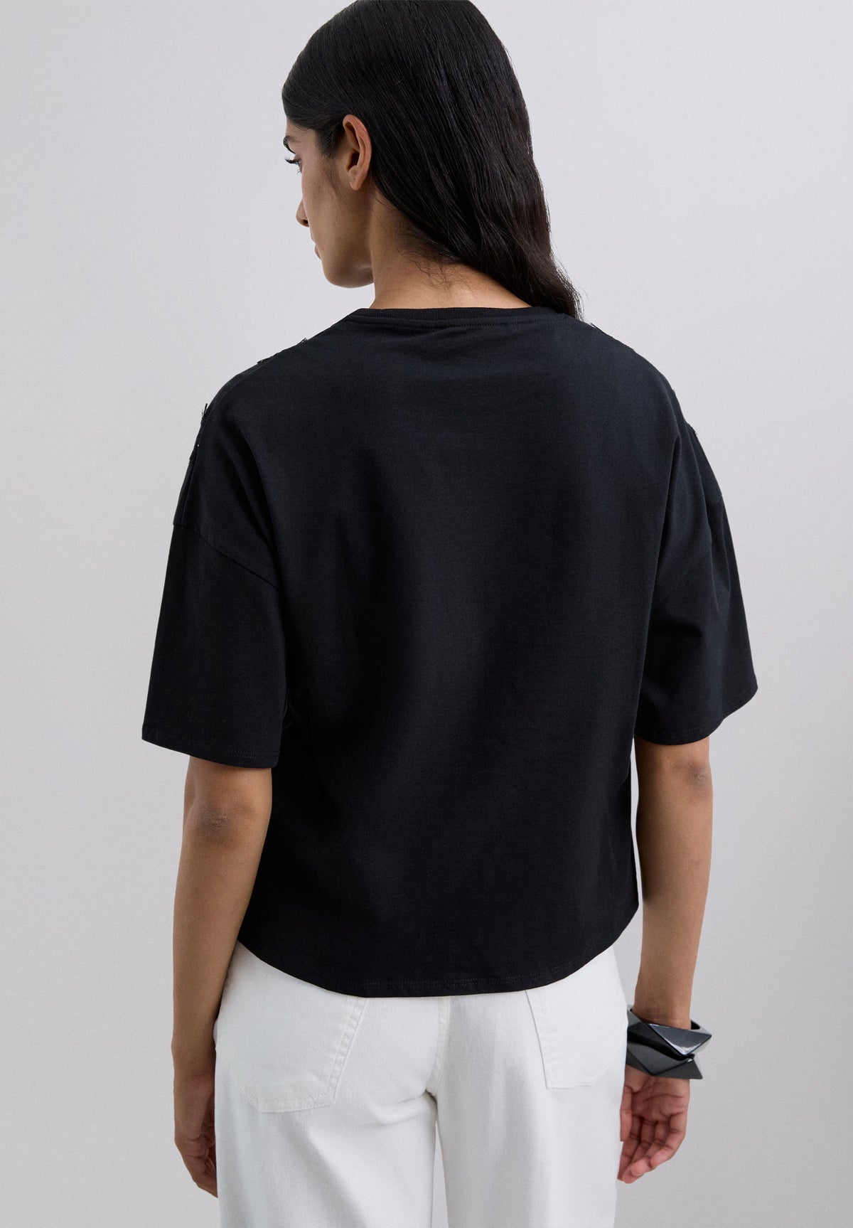 POLERA CON DETALLE ENCAJE