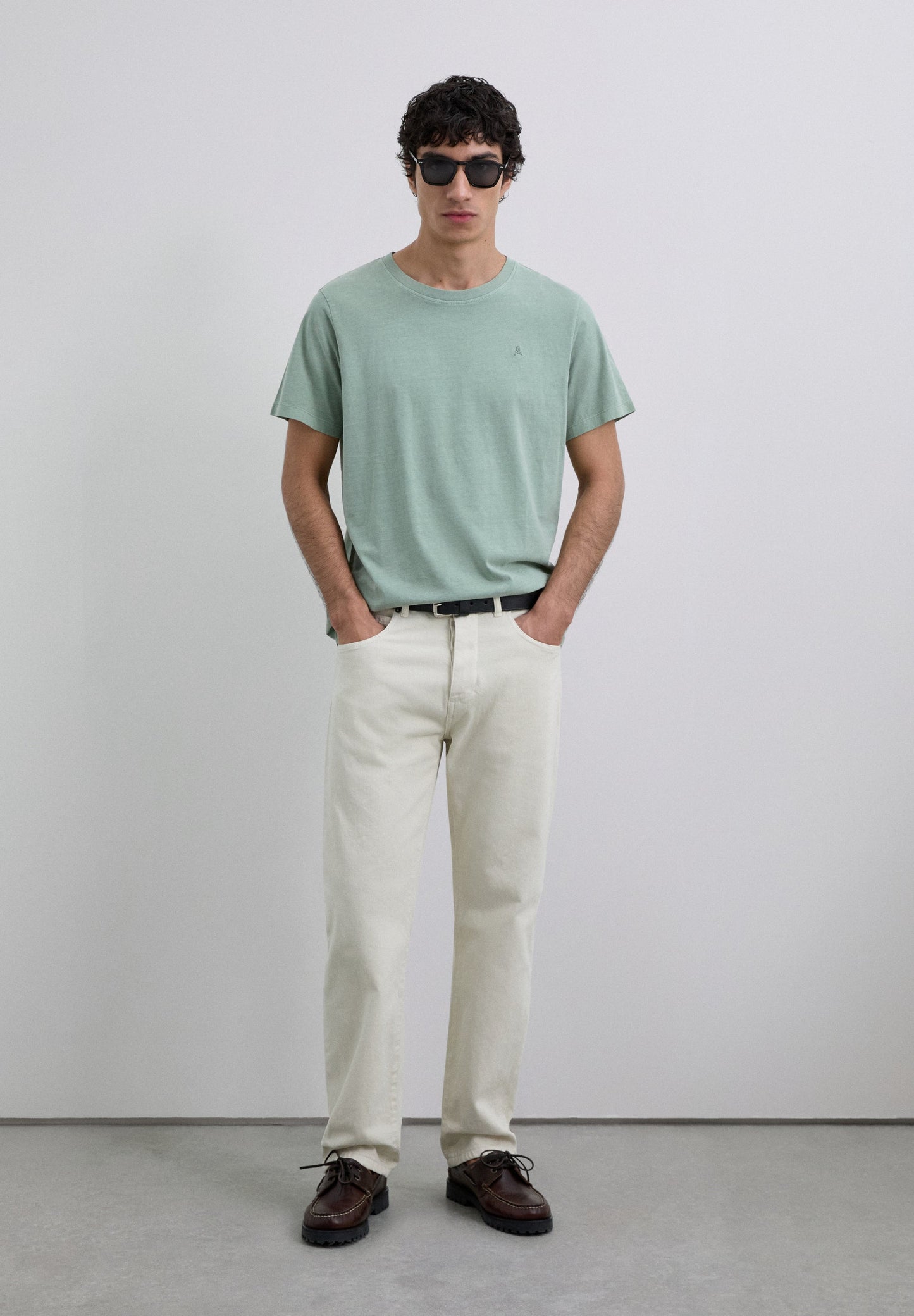 POLERA CALAVERA BORDADA TONO