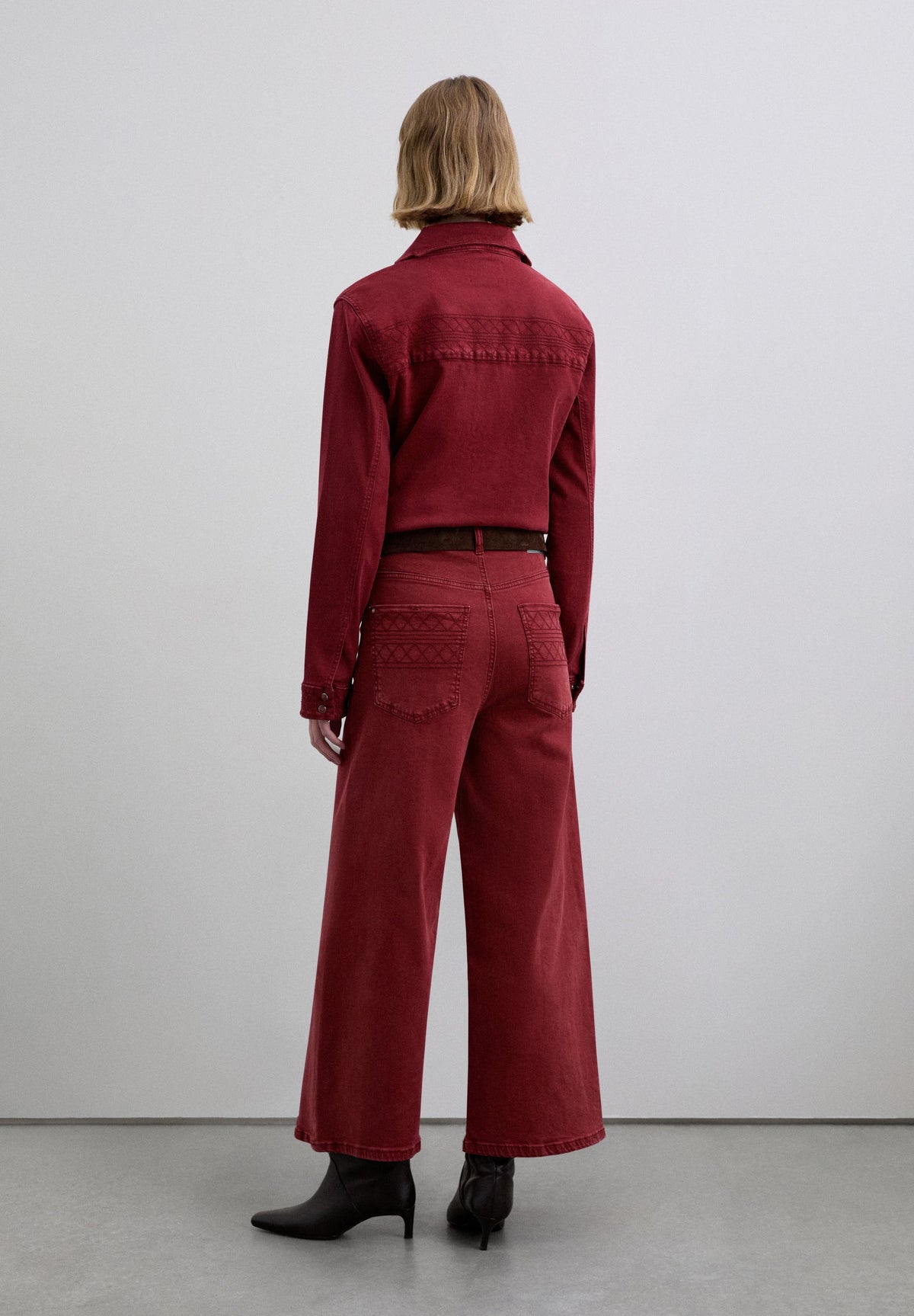 PANTALÓN TIRO ALTO DETALLE COSTURAS
