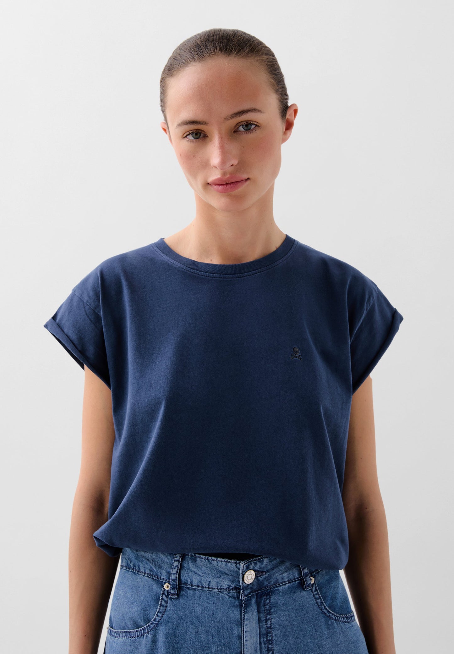 POLERA CALAVERA BORDADA TONO