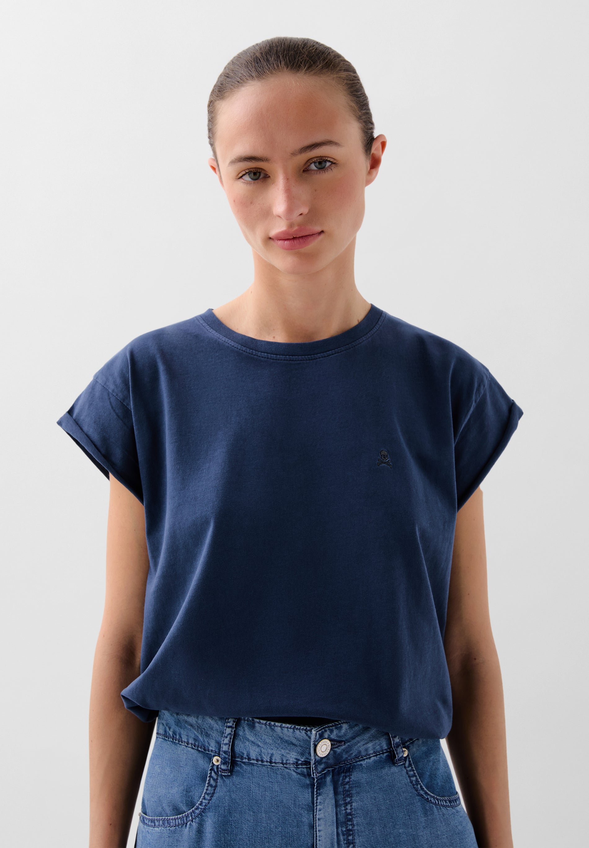 POLERA CALAVERA BORDADA TONO