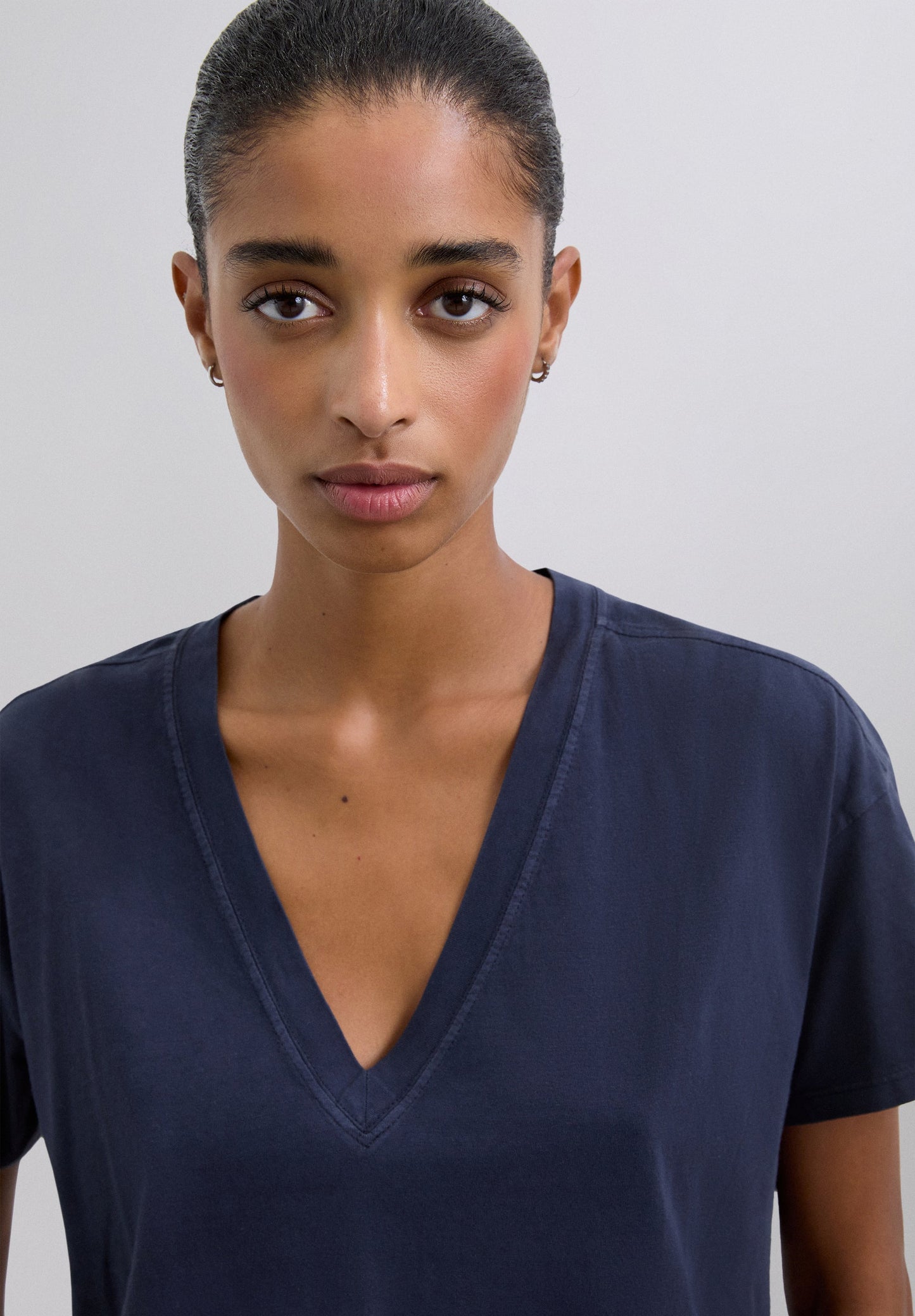 POLERA BÁSICA CUELLO PICO