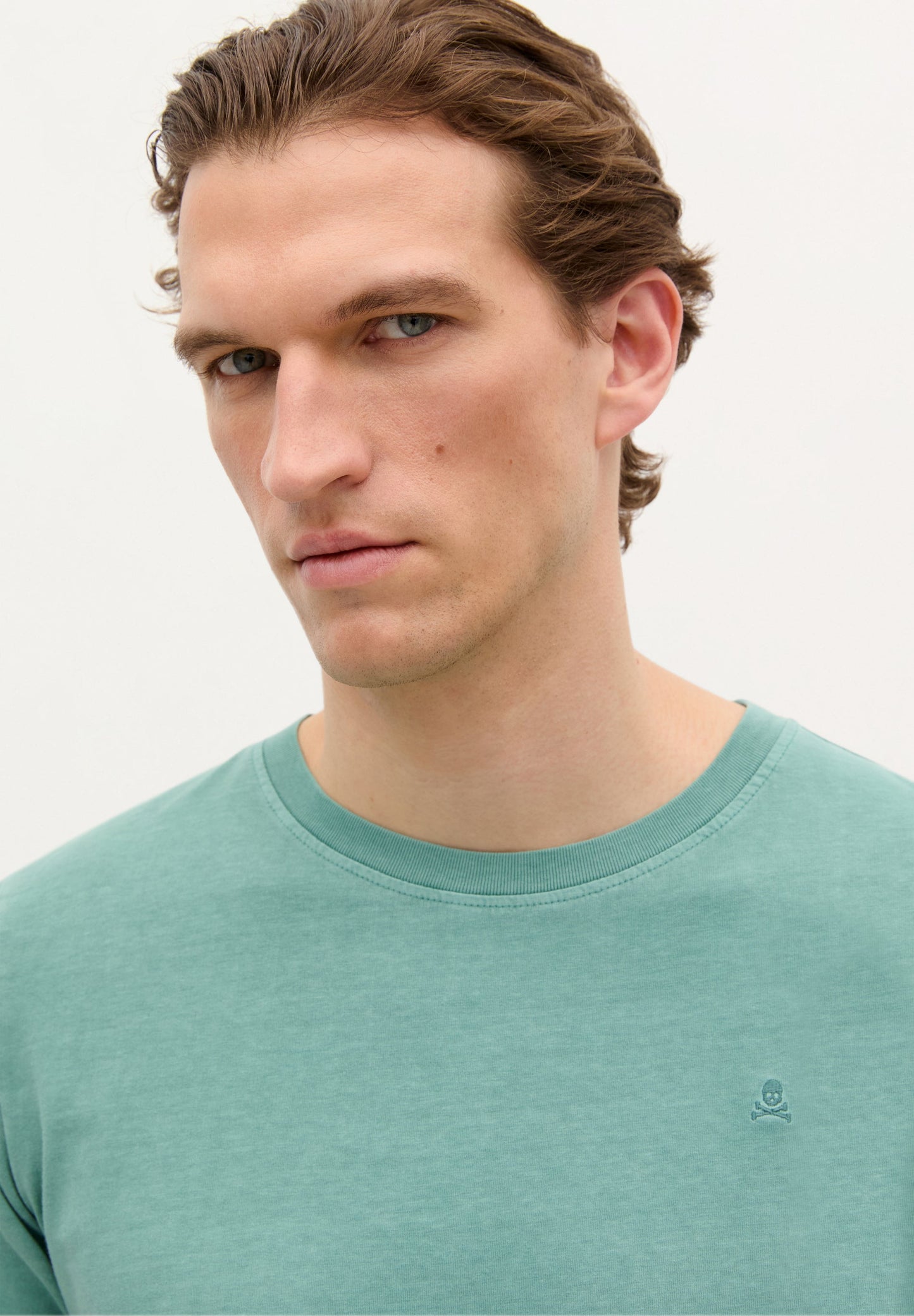 POLERA CALAVERA BORDADA TONO