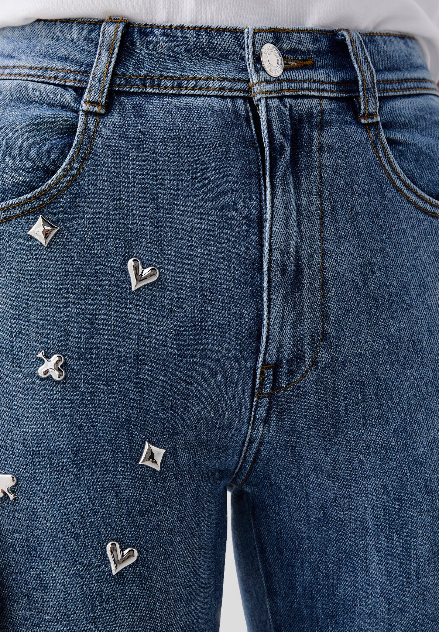 PANTALÓN VAQUERO TACHUELAS