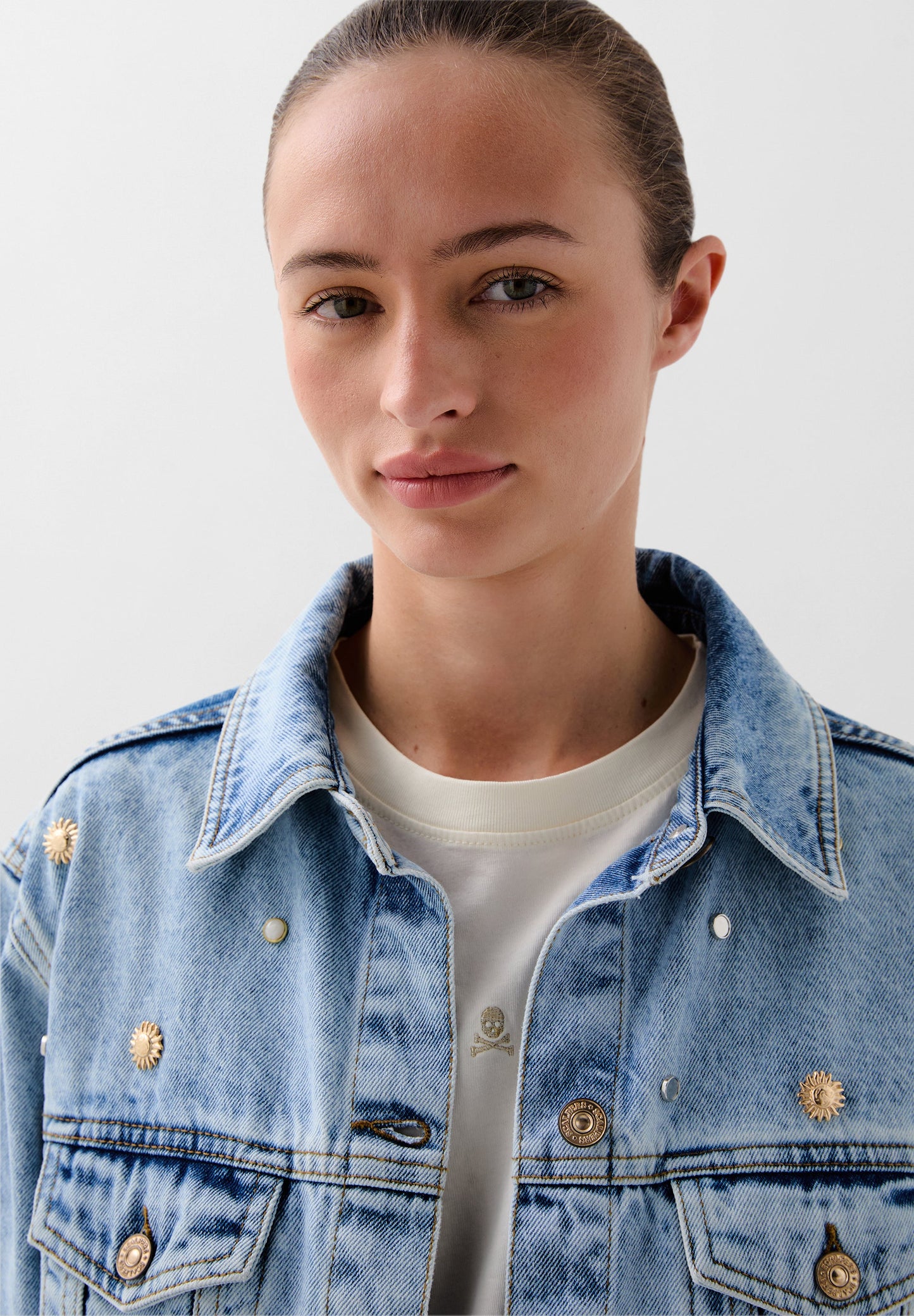 CHAQUETA DENIM TACHUELAS