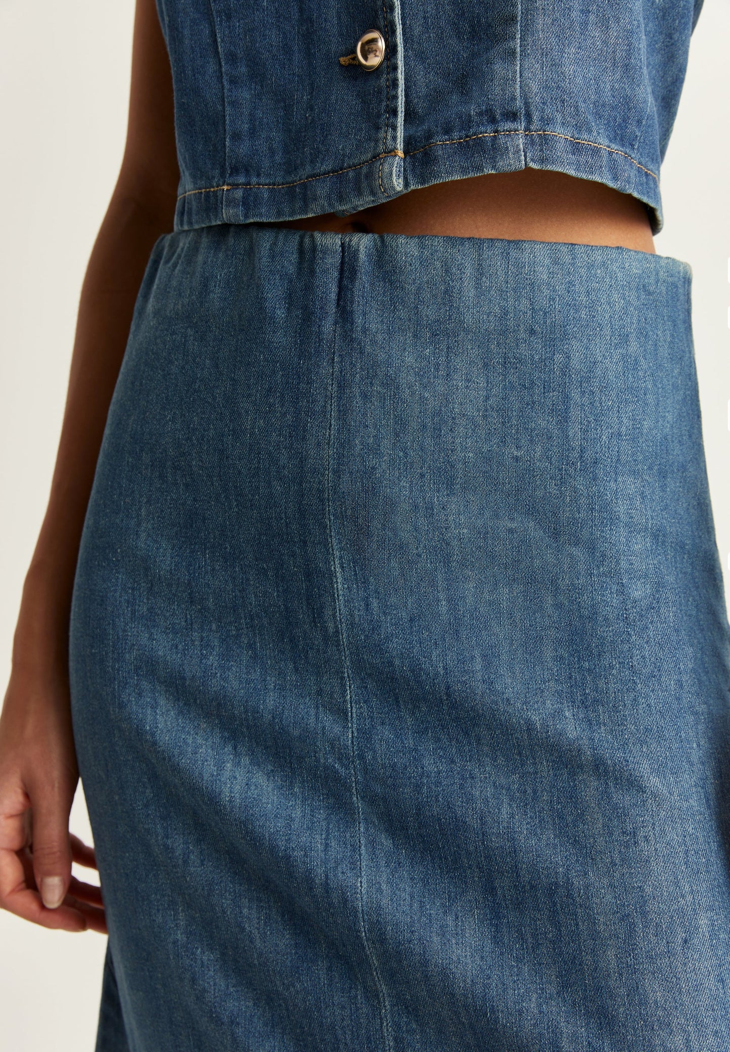 FALDA MIDI DENIM BAJO VUELO