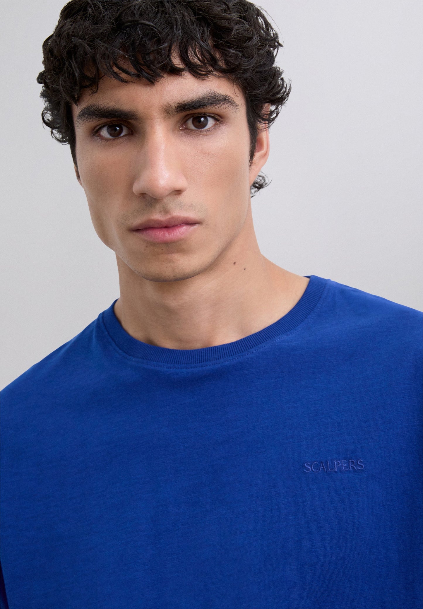 POLERA BORDADA EFECTO LAVADO