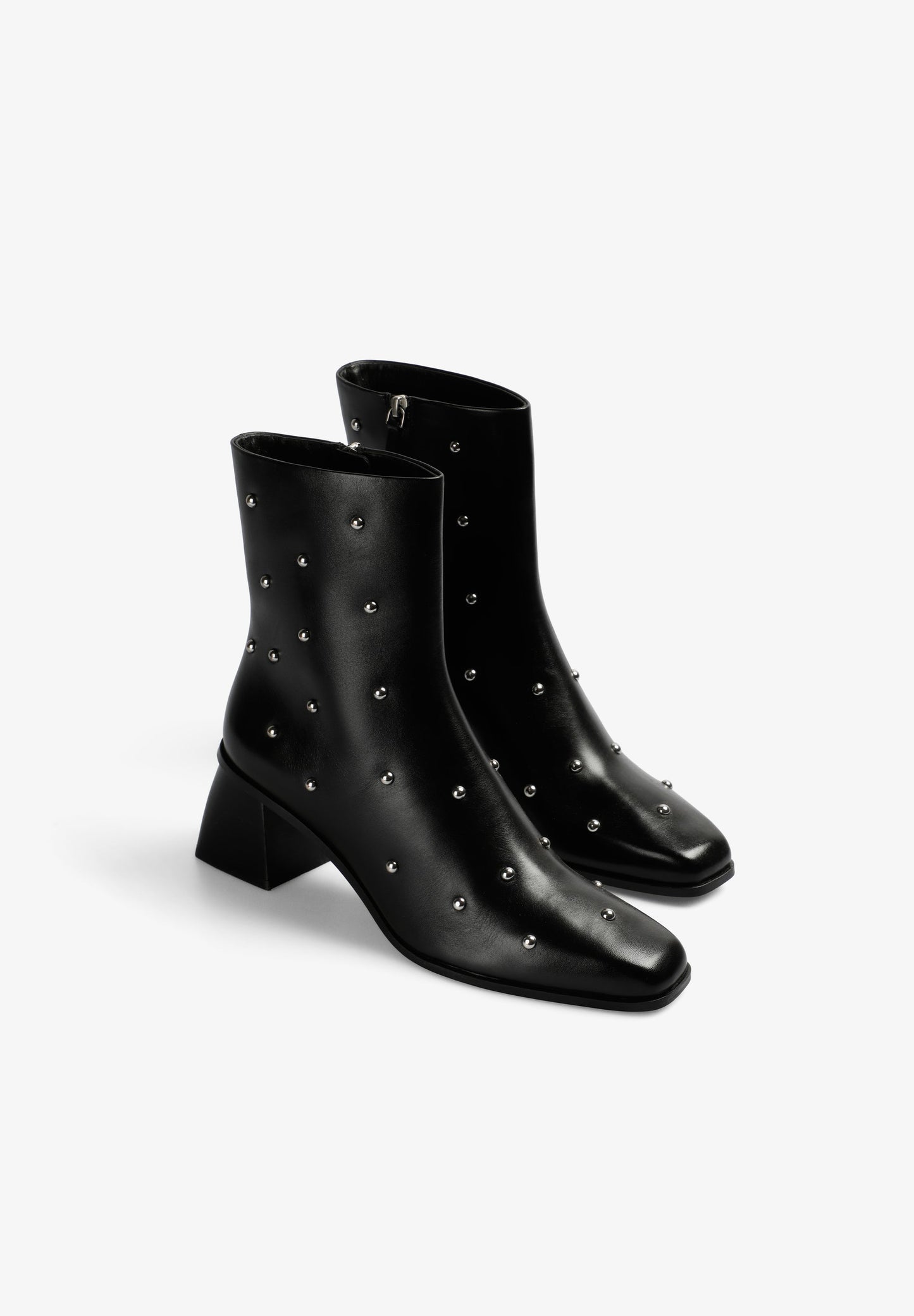 BOTÍN TACÓN CUERO TACHAS
