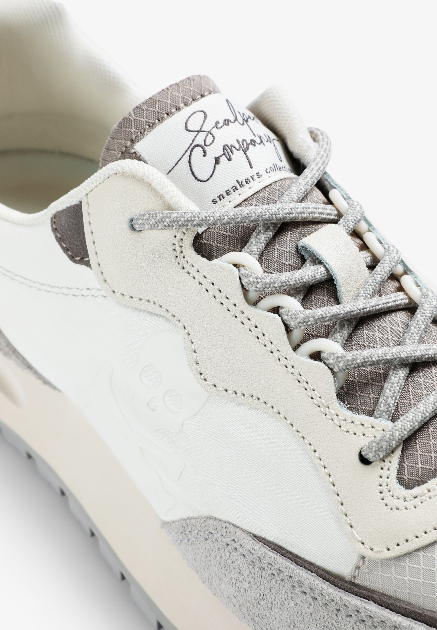 SNEAKERS LIGERAS CALAVERA CONTRASTE