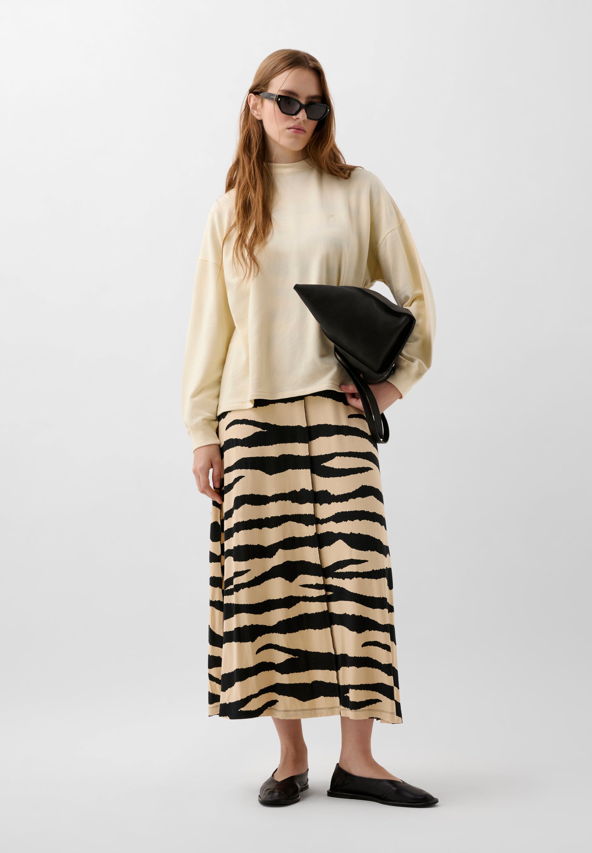 POLERÓN CALAVERA BORDADA TONO