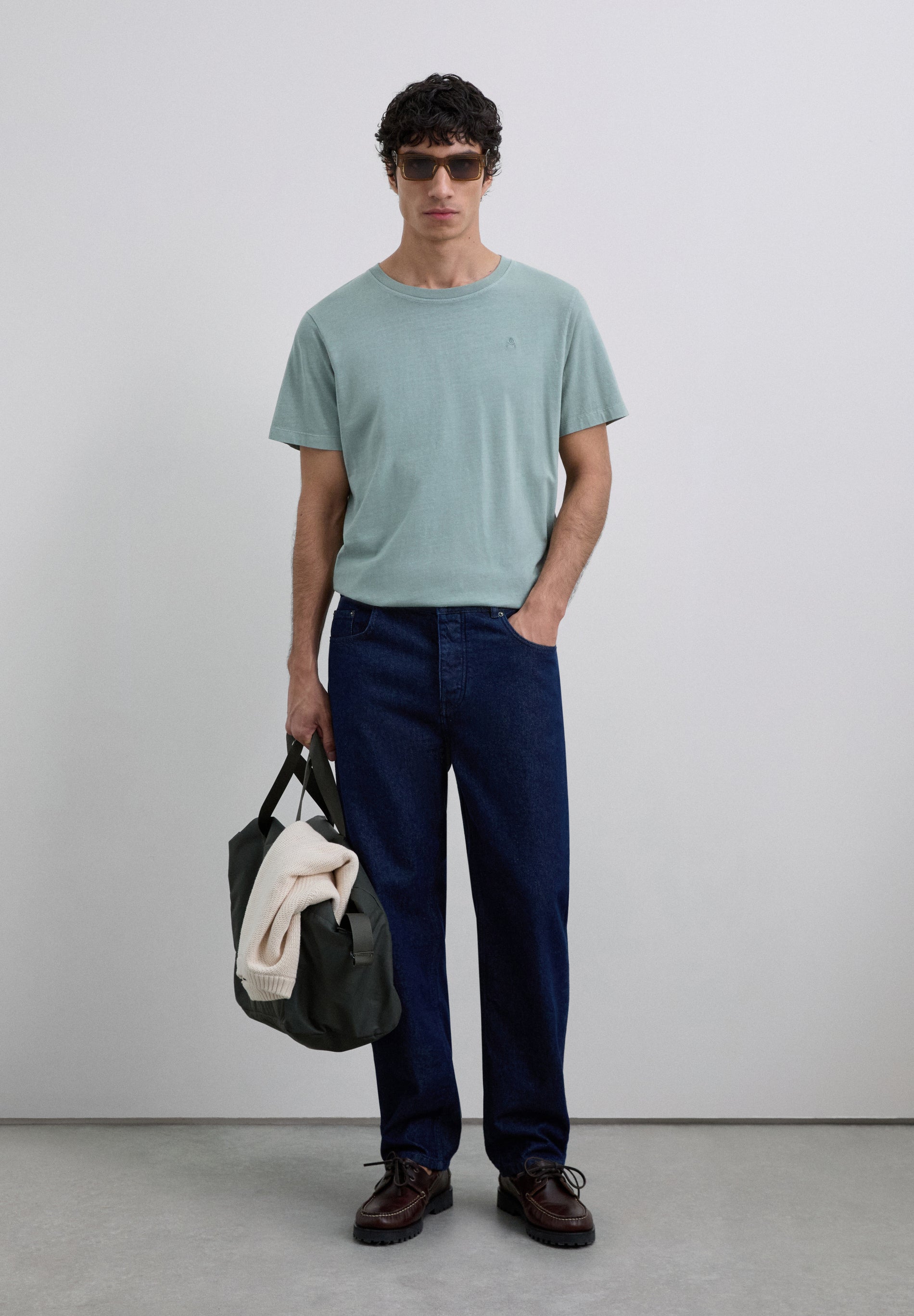 POLERA CALAVERA BORDADA TONO