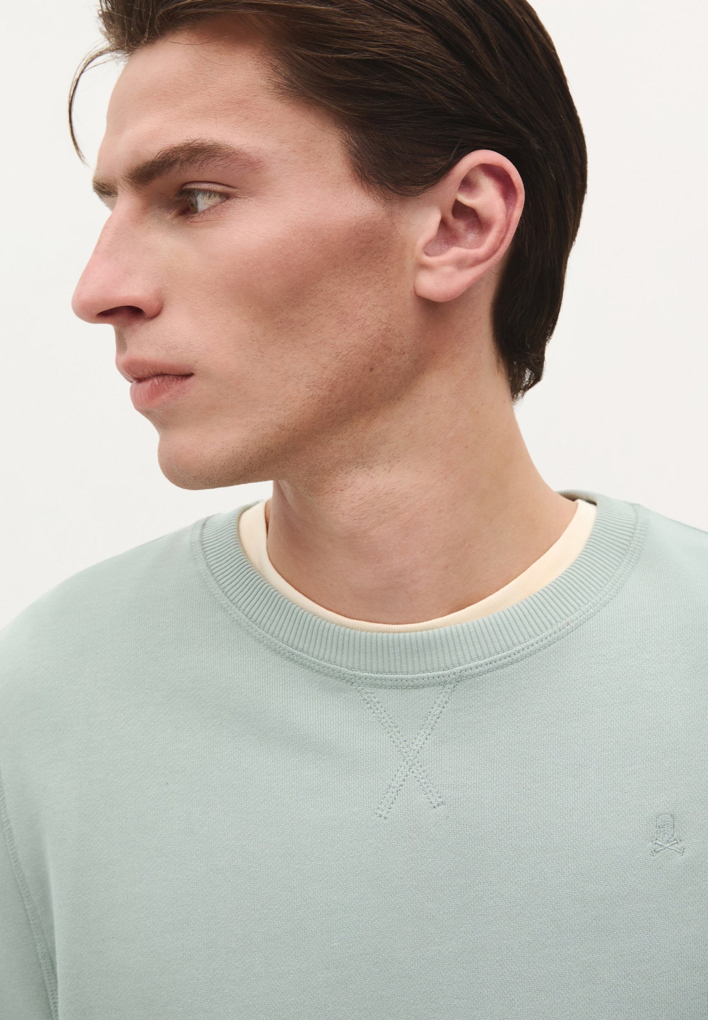 POLERÓN BÁSICO CALAVERA BORDADA