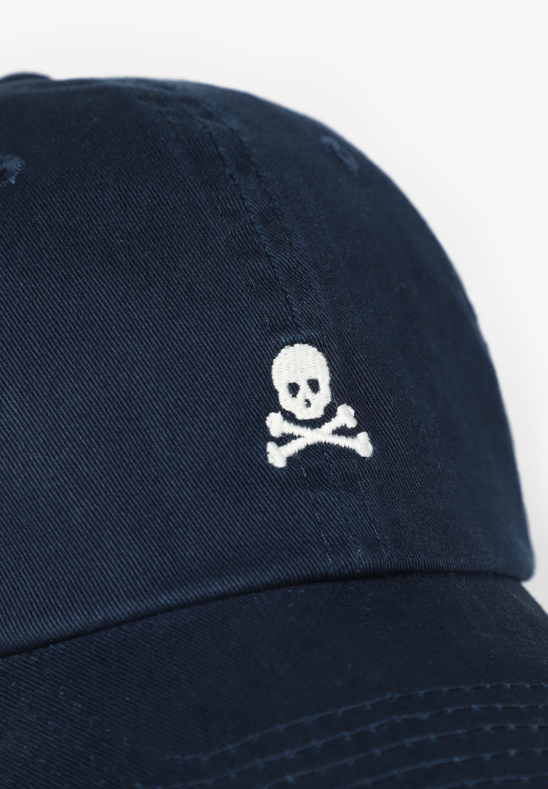 GORRA CALAVERA BORDADA