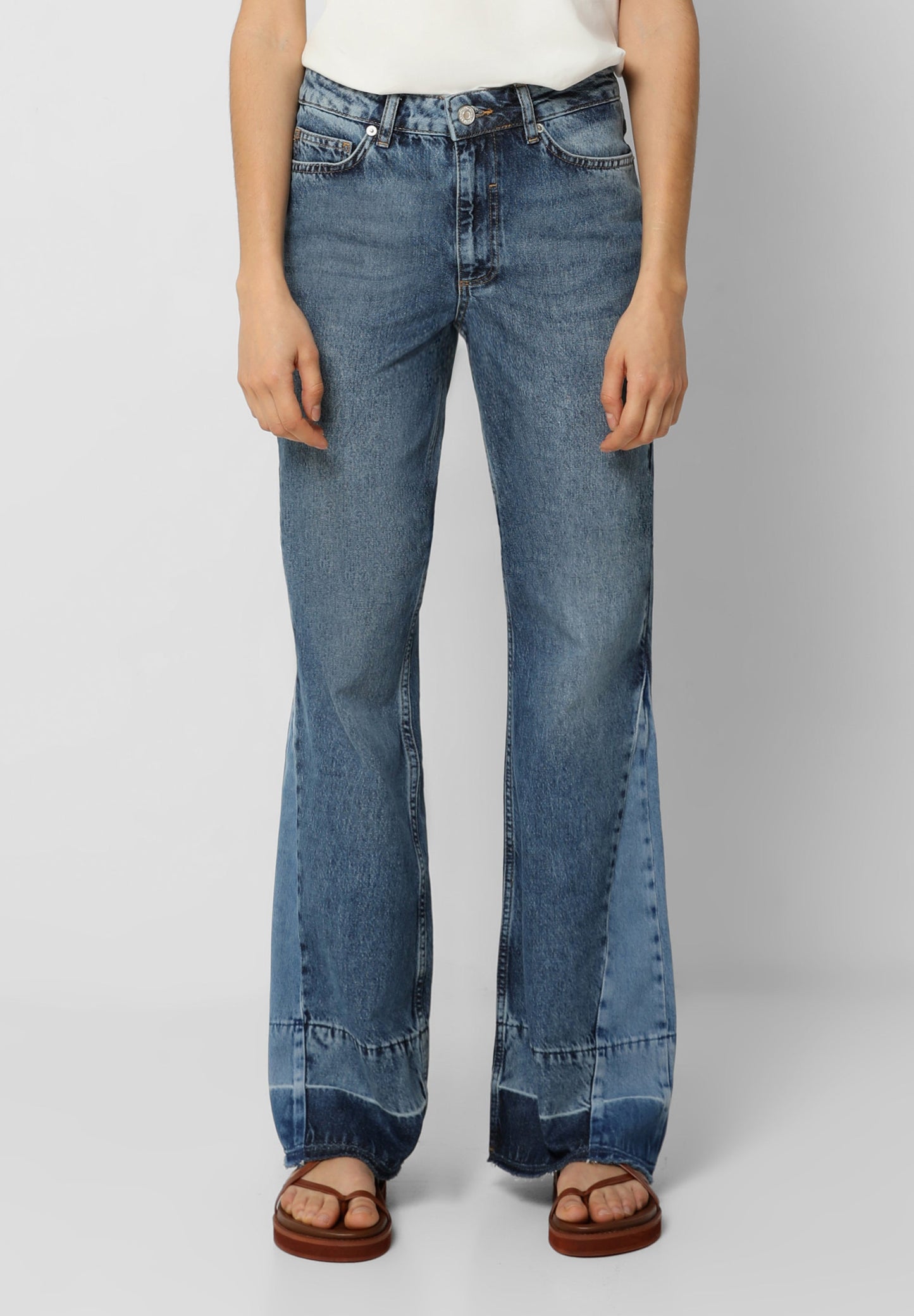 JEANS FLARE BAJO PATCH