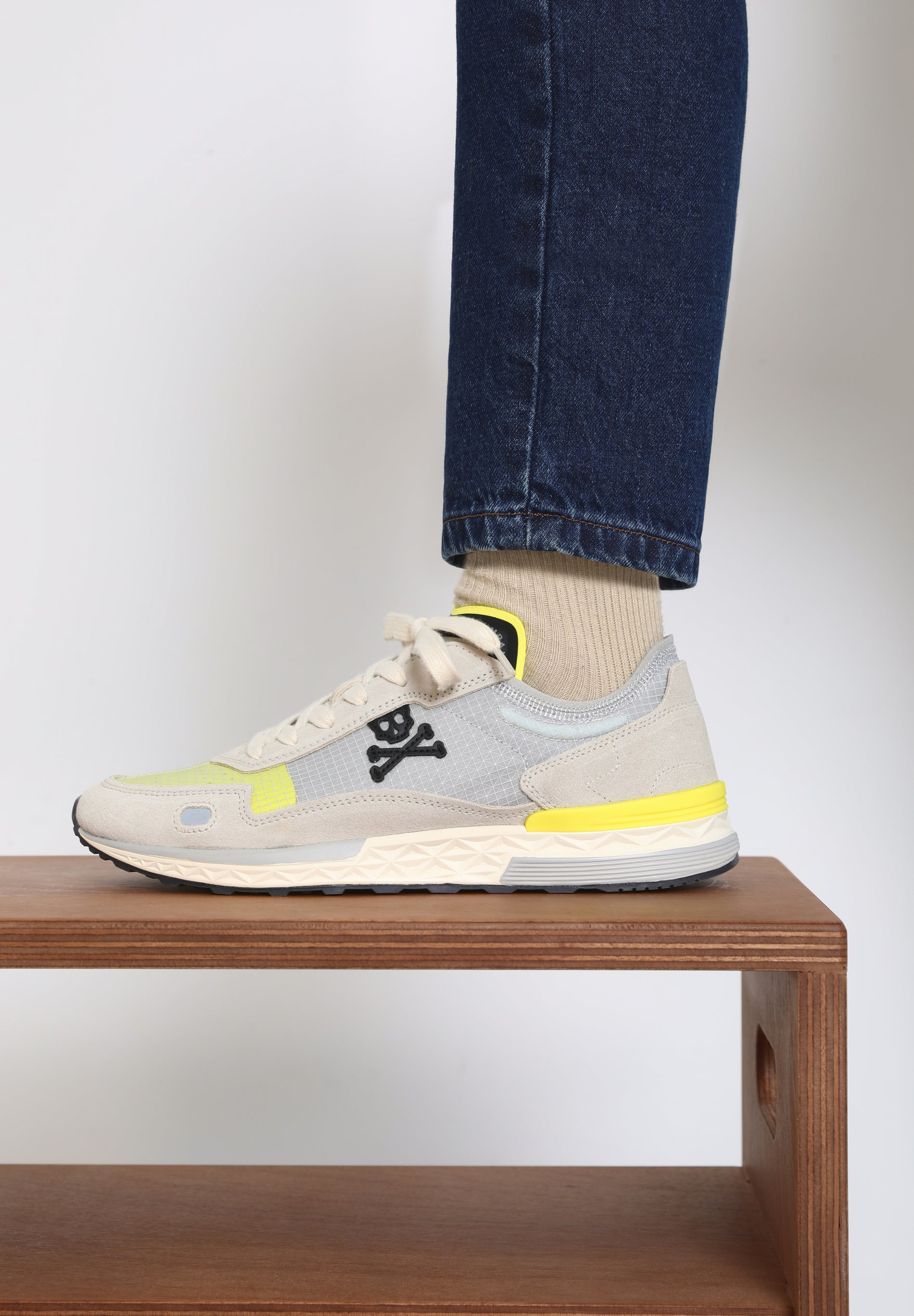 ZAPATILLAS CALAVERA DETALLES FLÚOR