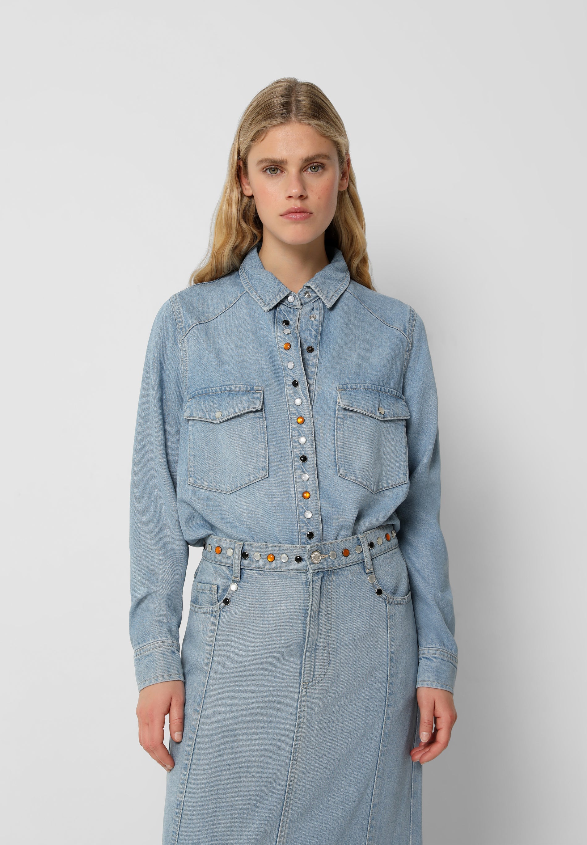 CAMISA DENIM TACHAS